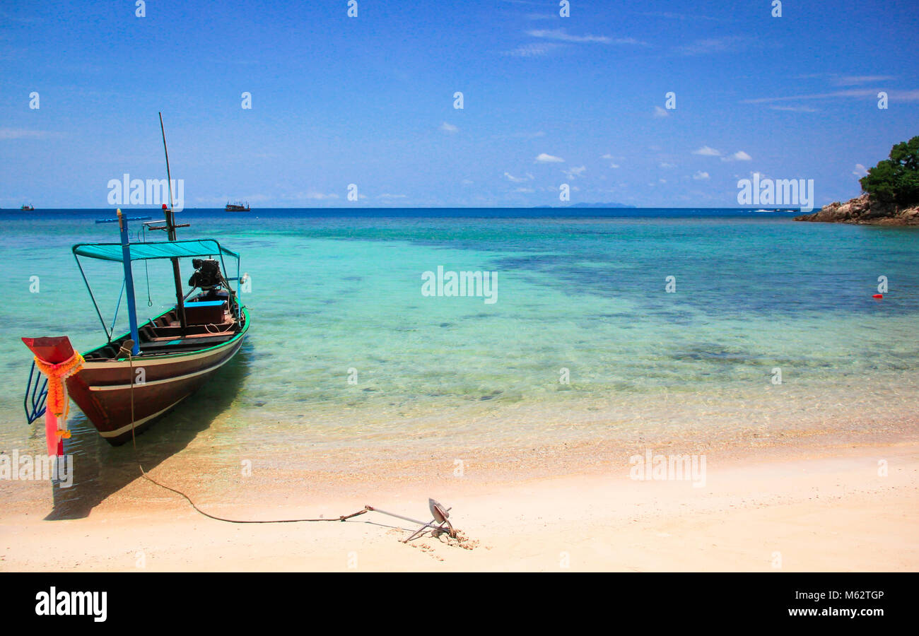 Tradizionale barca dalla coda lunga ancorato sulla sabbia a acqua turchese spiaggia vuota nell'isola di Koh Phangan, Thailandia. Destinazione esotica Concetto di vacanza Foto Stock