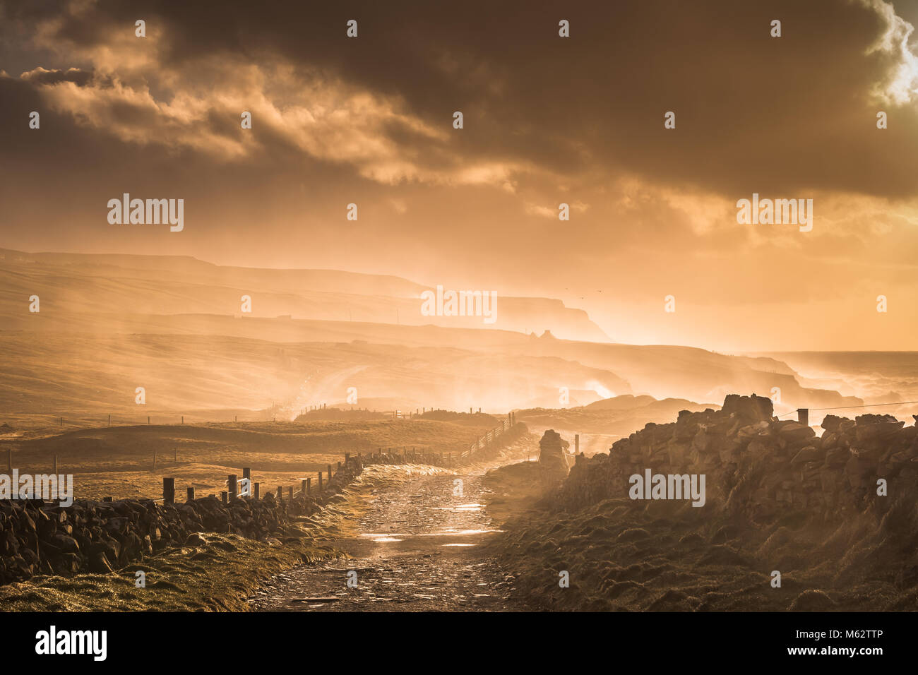 Onde crashingalong le scogliere di Moher percorso, vicino a Doolin , Co Clare, Irlanda Foto Stock