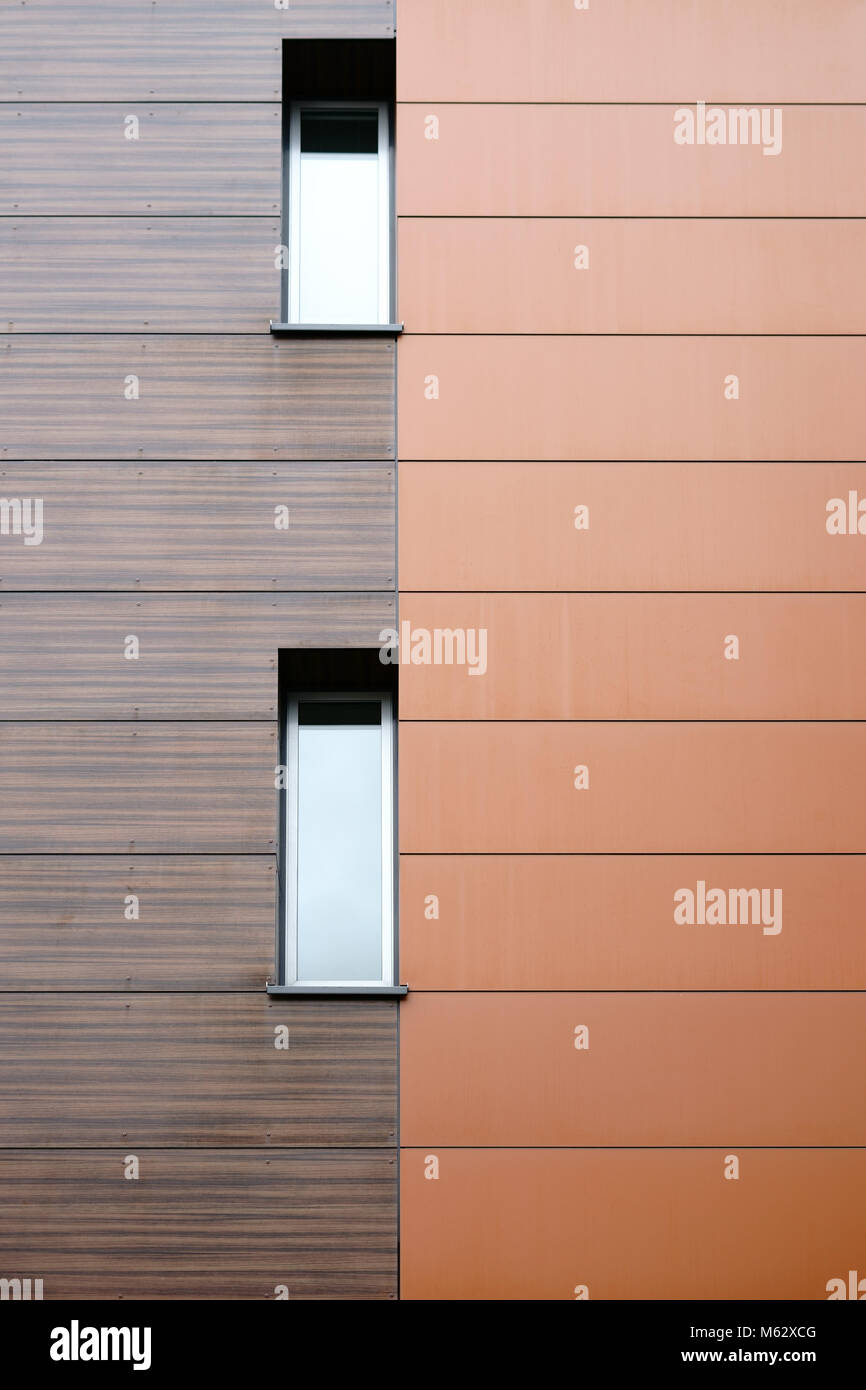 La moderna facciata di un edificio nobile con pannelli di legno. Foto Stock