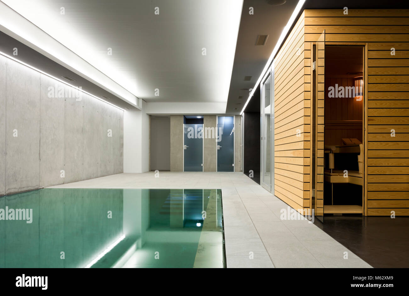 Moderna casa di calcestruzzo , piscina coperta con sauna Foto Stock