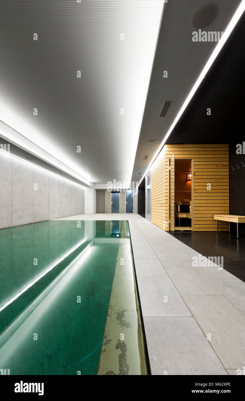 Moderna casa di calcestruzzo , piscina coperta con sauna Foto Stock