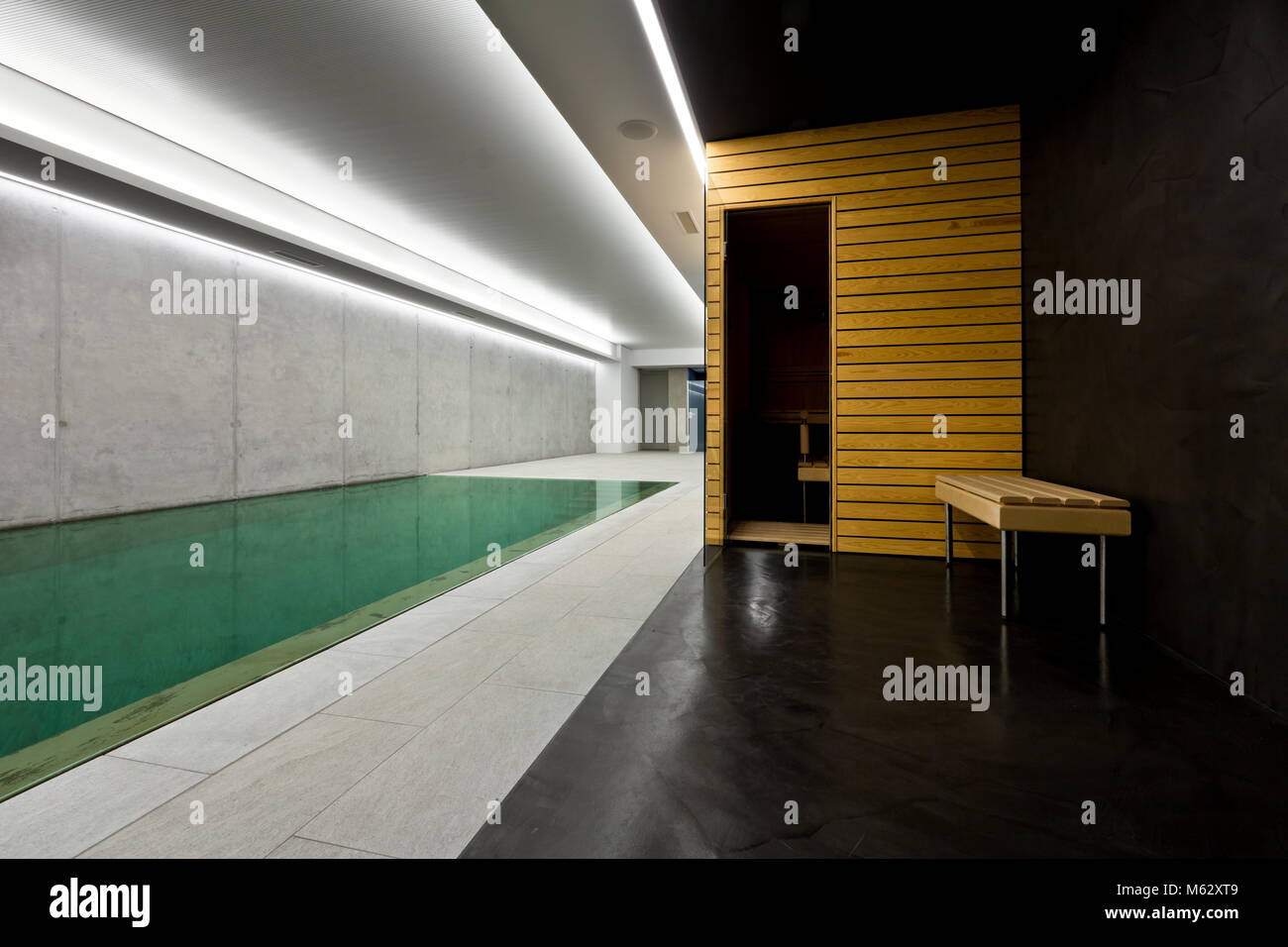 Moderna casa di calcestruzzo , piscina coperta con sauna Foto Stock