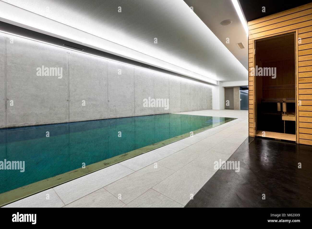 Moderna casa di calcestruzzo , piscina coperta con sauna Foto Stock