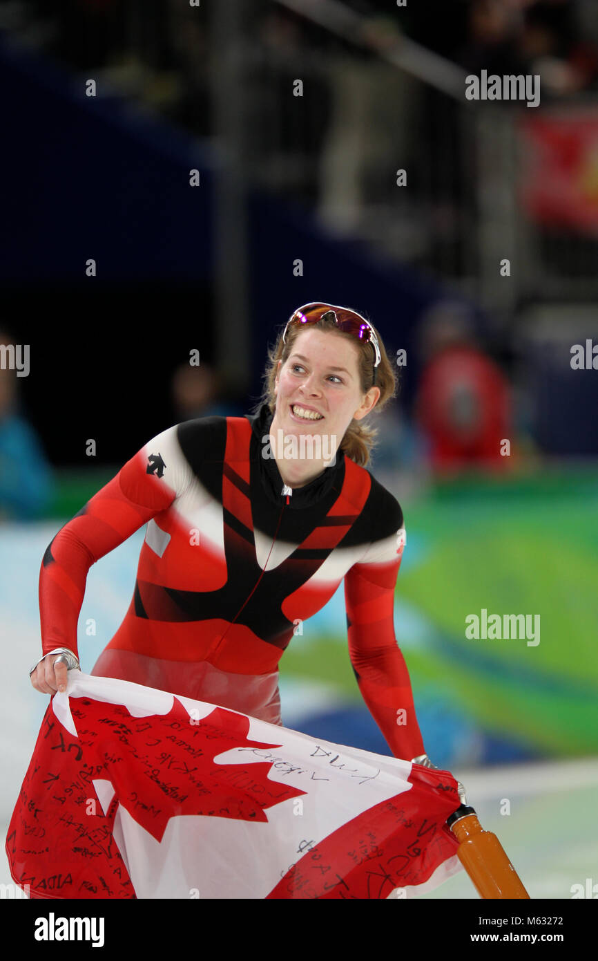 Christine Nesbitt del Canada celebra dopo la sua vittoria per donna 1000 metro speedskating gara presso il Richmond Oval durante le Olimpiadi di Vancouver. Nesbitt ha vinto la medaglia d'oro all'evento. Foto Stock