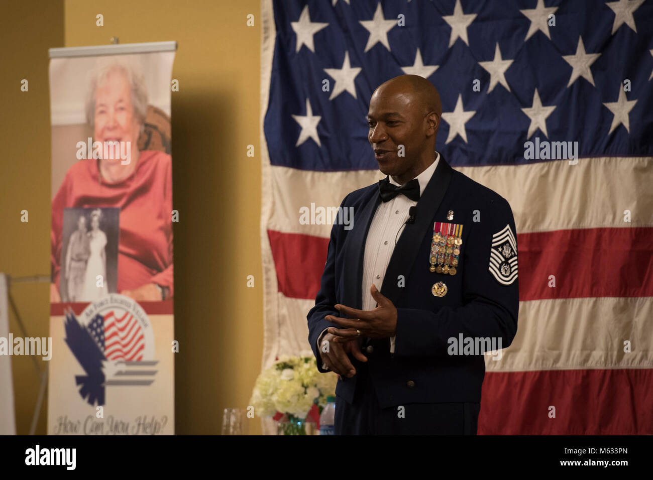 Capo Comandante Sergente della Air Force Kaleth O. Wright, parla con aria Commandos e i partecipanti della Air Force ha arruolato Village cinquantesimo anniversario palla a Soundside Club sul campo Hurlburt Fla., Febbraio 9, 2017. Il AFEV fornisce oltre 350 independent living case per il coniuge superstite del pensionato arruolato Air Force membri. (U.S. Air Force Foto Stock