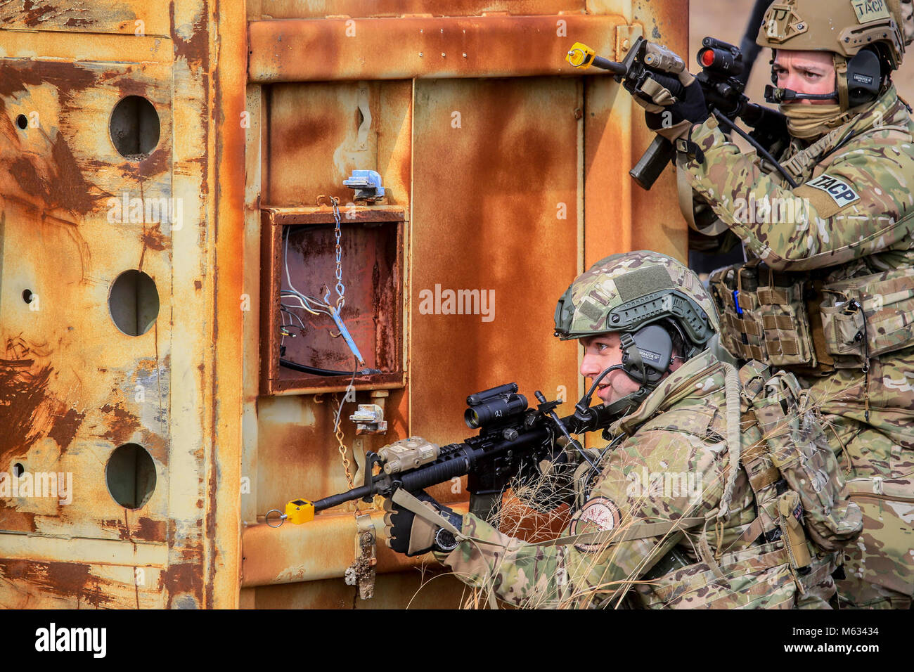 New Jersey Air National Guard Tactical Air parte di controllo avieri con il 227th aria supportano operazioni squadrone spostare tatticamente per un edificio di destinazione durante il corso di formazione di Warren Grove Gunnery gamma, N.J., Febbraio 9, 2018. (U.S. Air National Guard Foto Stock