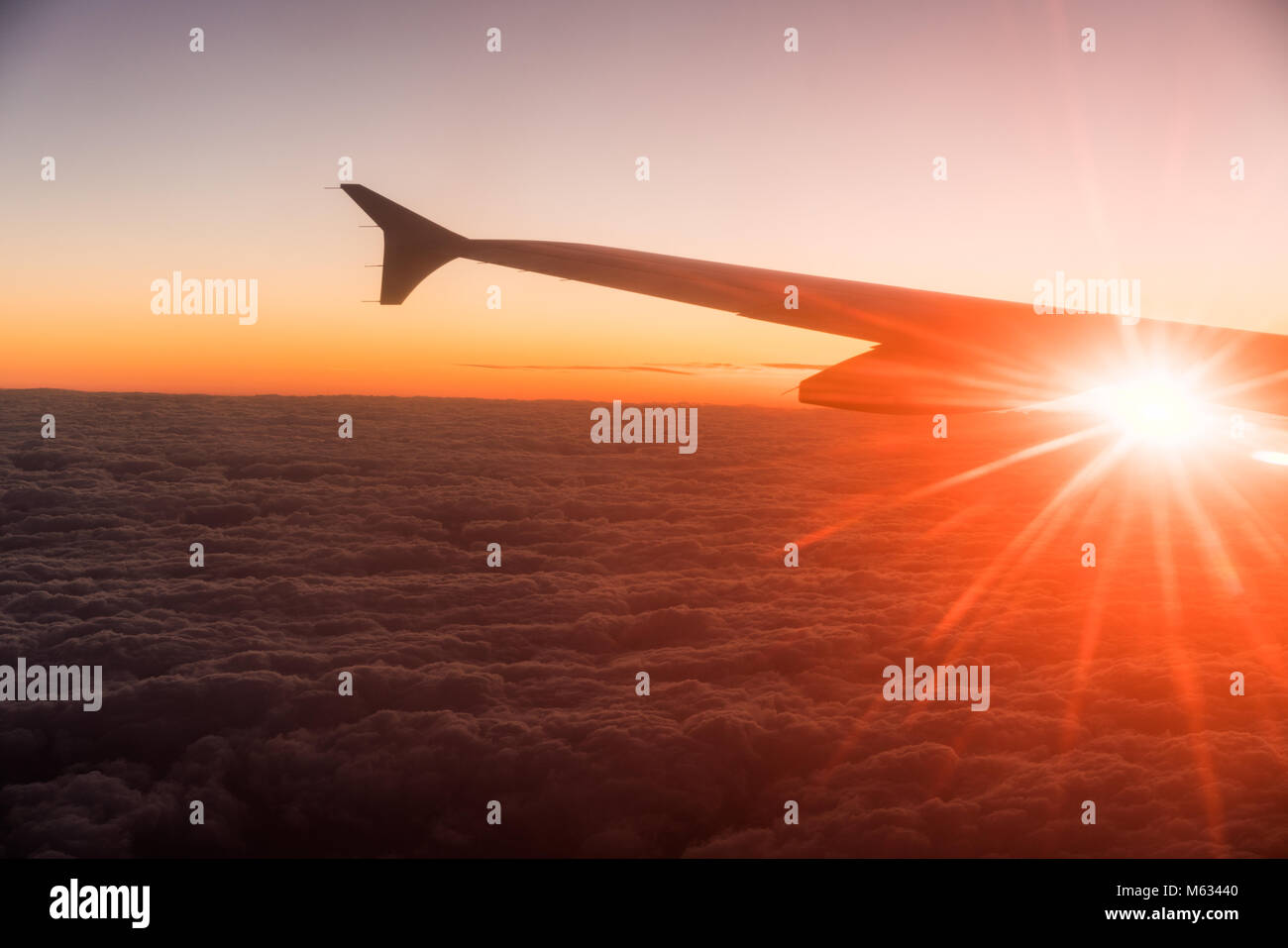 Bellissima finestra aereo vista del tramonto sopra le nuvole, scenario naturale, nessuna modifica o filtri, concetto di viaggiare in aereo Foto Stock