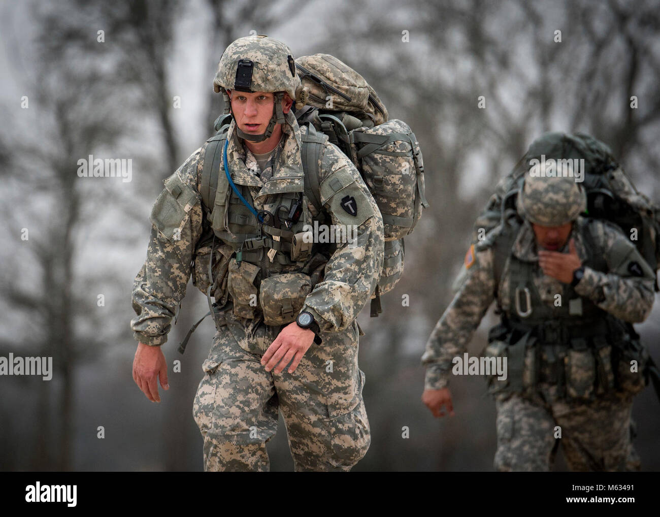 Sgt. Gail Johnson, un combattimento medic assegnato alla sede centrale e sede battaglione, 36th divisione di fanteria, compete in una di sei miglia ruck marzo durante il miglior guerriero concorso di selezione a Camp Swift, Texas. (U.S. Esercito nazionale Guard Foto Stock