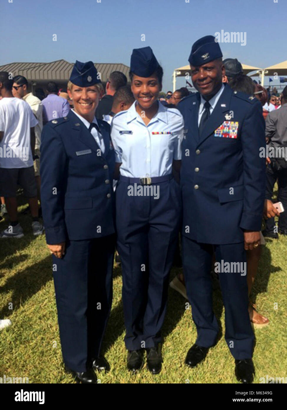 Airman 1. Classe AnnAleada Whitehead, un personnelist, o delle risorse umane assegnate uno Specialista per il centottantesimo Fighter Wing, Ohio Air National Guard, con i suoi genitori a base militare Trainng graduazione at Lackland Base Comune San Antonio - Lackland, Texas. (Da sinistra a destra, Lt. Col. Amy Whitehead, ala executive officer assegnato alla 179th Airlift Wing e Col. Lindsey Whitehead, Vice comandante assegnato al centottantesimo Fighter Wing). Foto Stock