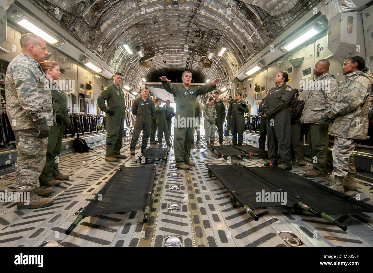 Membri della Air National Guard provenienti da tutta la nazione a prepararsi per istituto di medicina aeronautica di evacuazione degli scenari di formazione durante il Patriot Sud 18, a Gulfport CRTC in Gulfport, Miss., nel febbraio 12, 2018. PATRIOT Sud 18 è una joint-agenzia operazioni domestiche (DOMOPS) esercizio concentrandosi su aumentando la capacità degli enti locali, statali e federali alle organizzazioni di coordinare e lavorare insieme in risposta ad un naturali o artificiali in emergenza. (Ohio Air National Guard Foto Stock