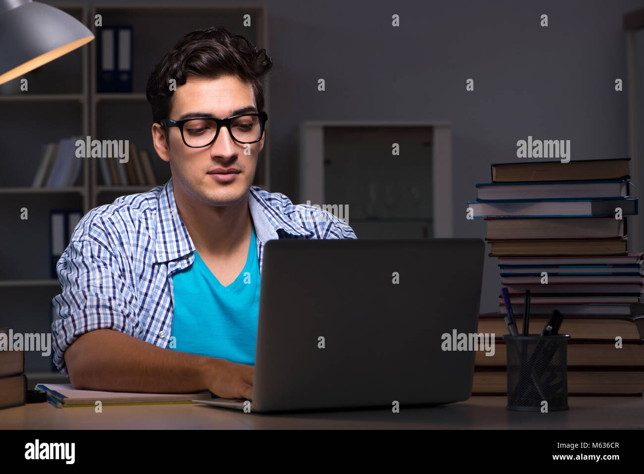 La preparazione degli studenti per gli esami di fine serata in casa Foto Stock