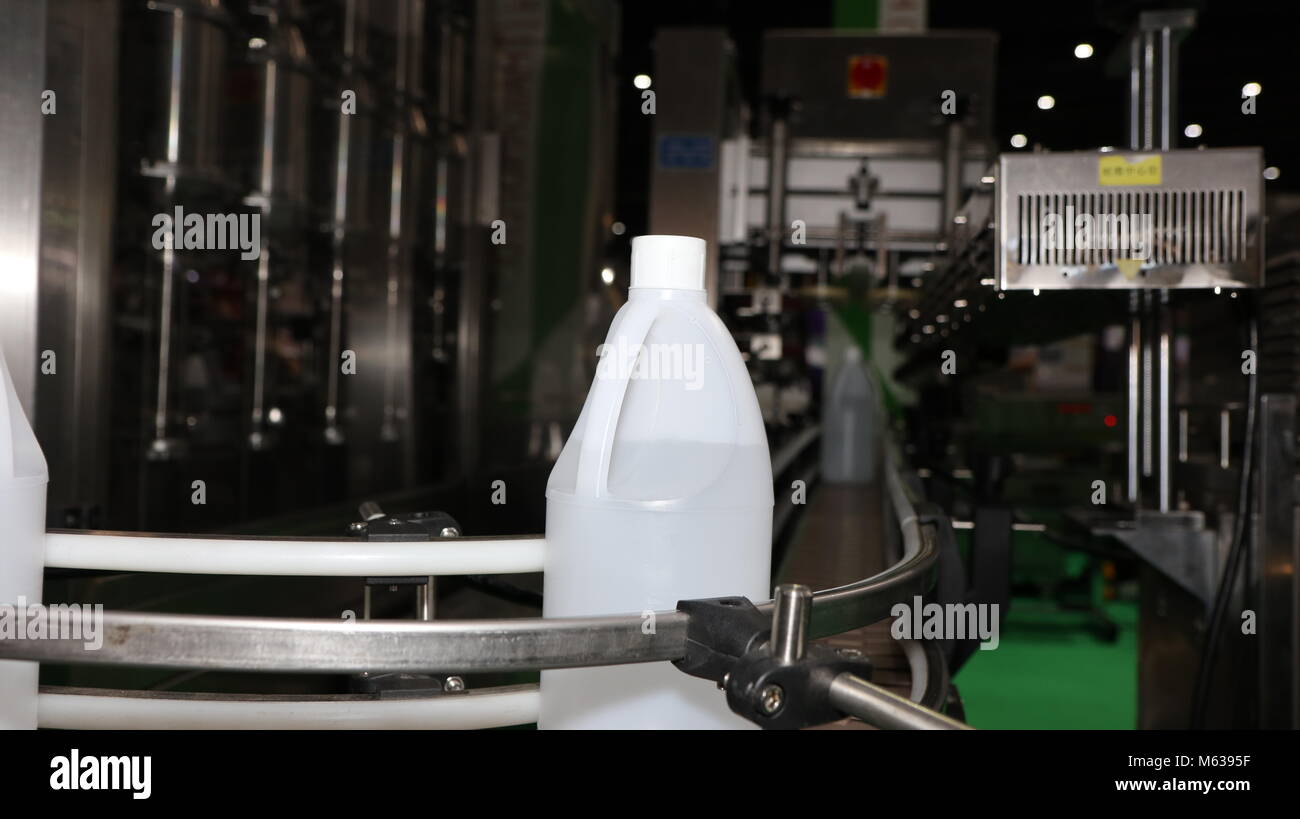 Gallone di polietilene in nastro macchina etichettatrice ; industria alimentare Foto Stock