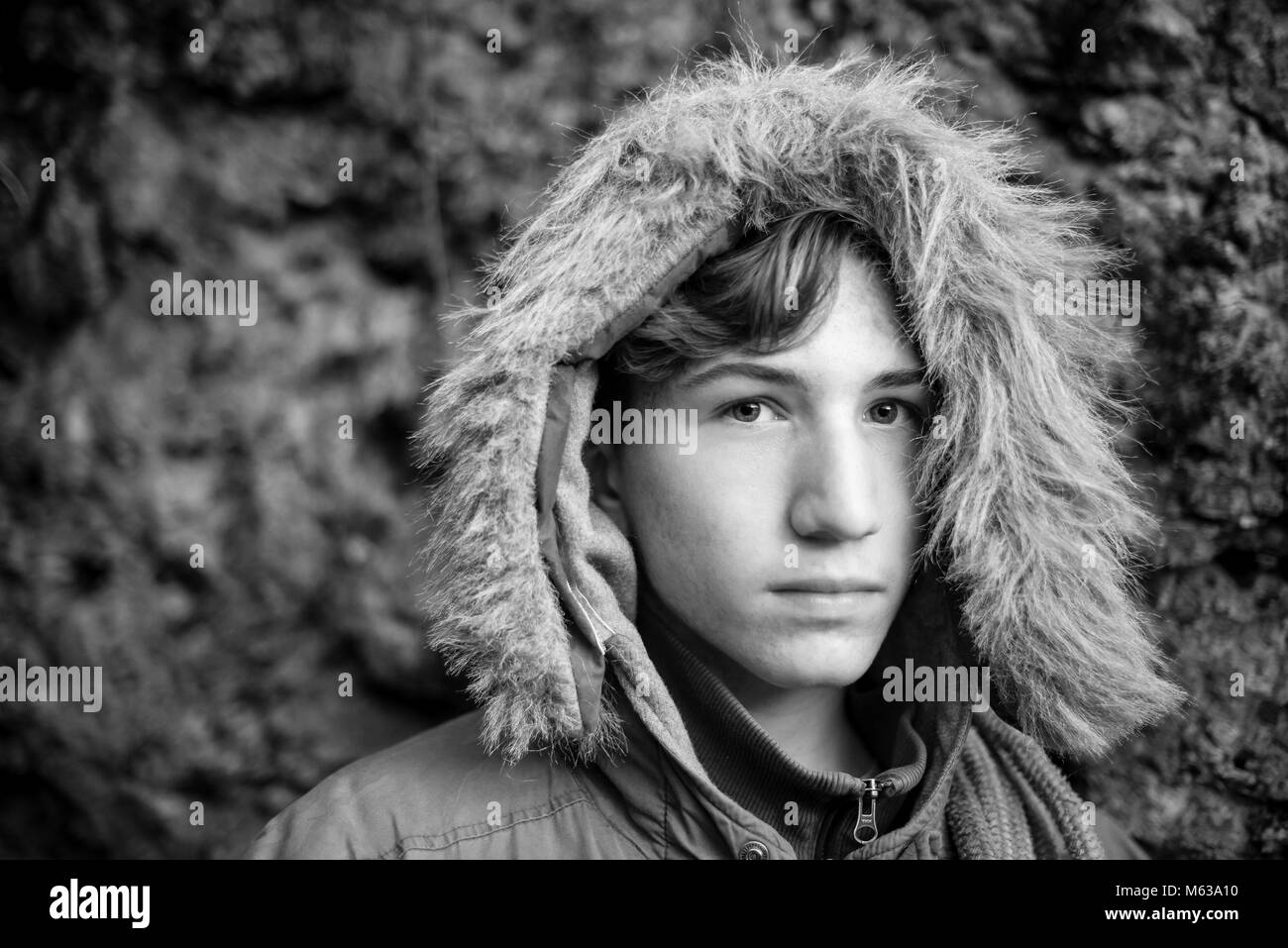 Ragazzo serio ritratto con abbigliamento invernale - foto in bianco e nero Foto Stock