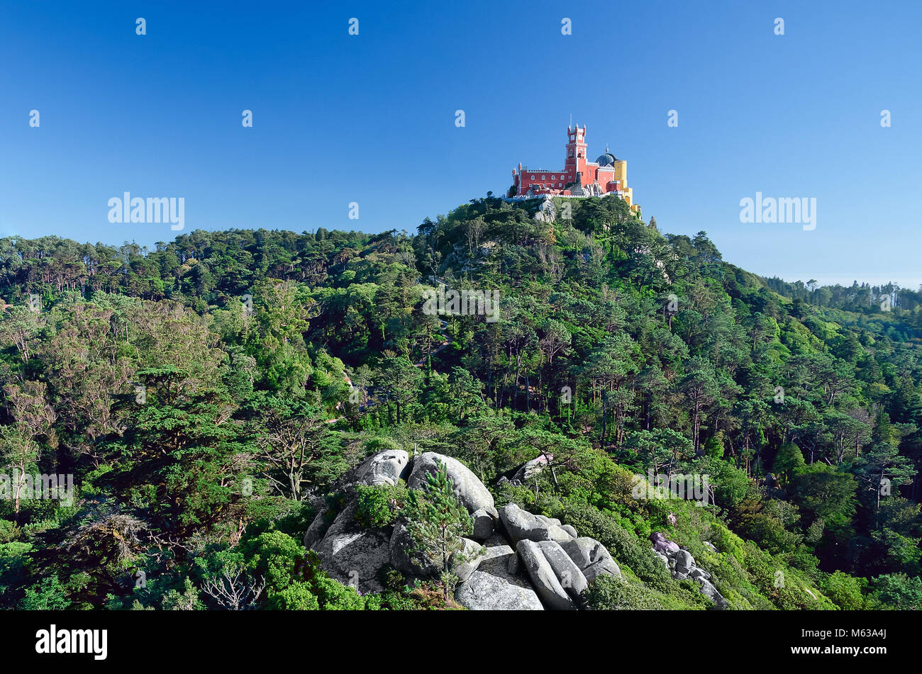 UNESCO World Heritage Site Pena Palace. Sorge sulla sommità di una collina nelle montagne di Sintra sopra la città di Sintra, Portogallo. Si tratta di un cittadino mo Foto Stock