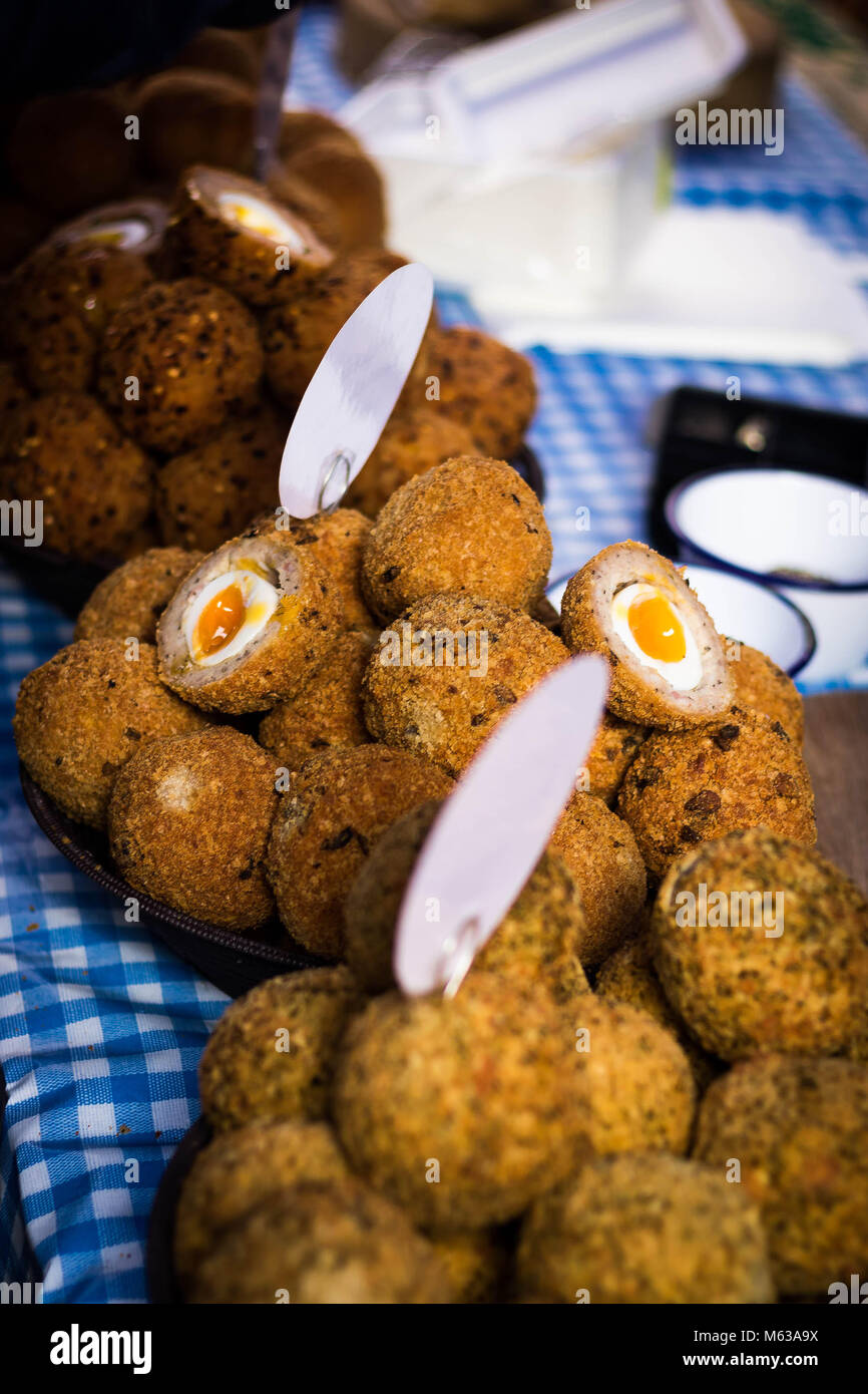 Scotch uova per la vendita su Maltby Street Market, London REGNO UNITO Foto Stock