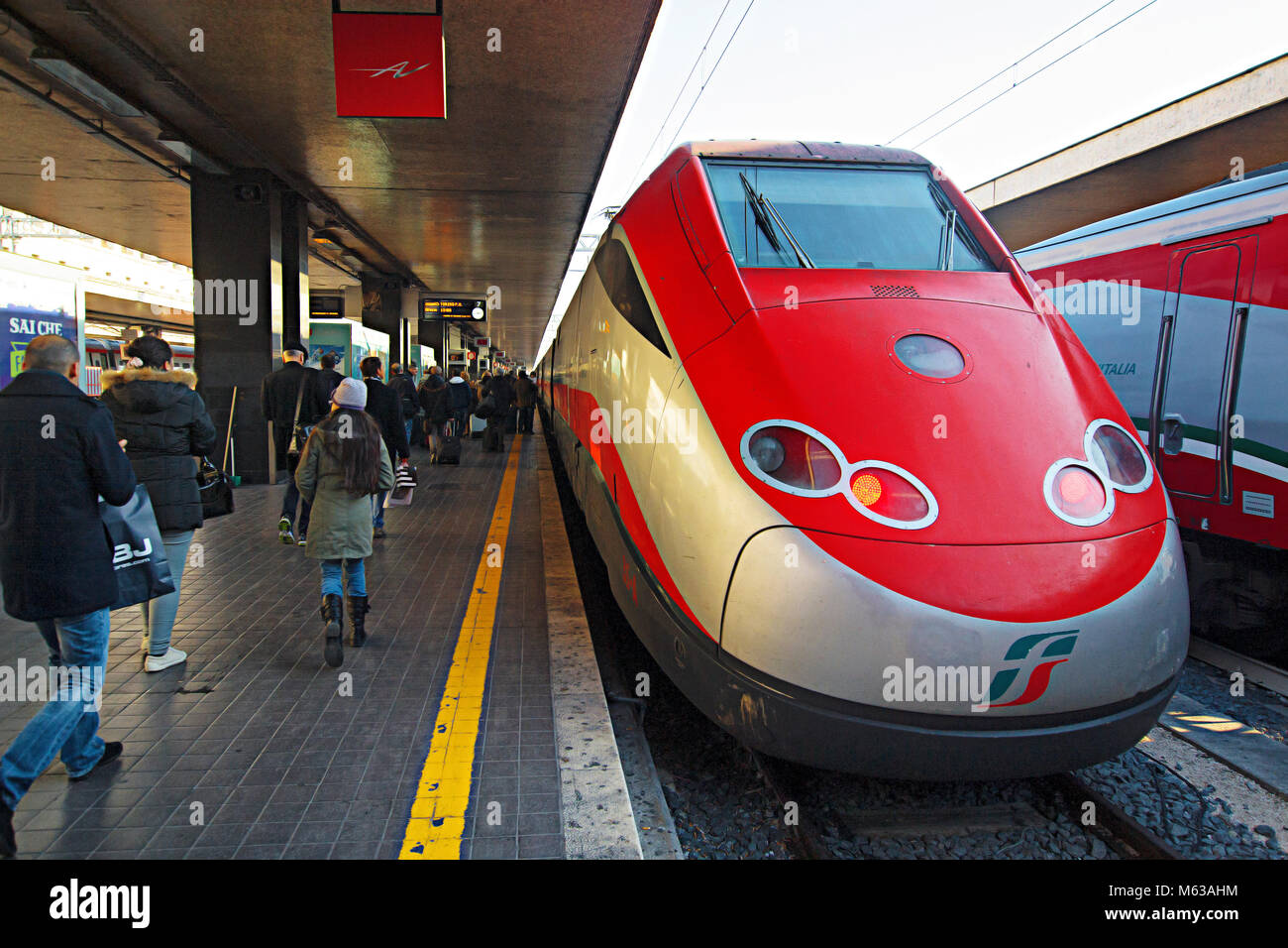 Frecciarossa treno nella stazione di Roma Termini - Italia Foto Stock
