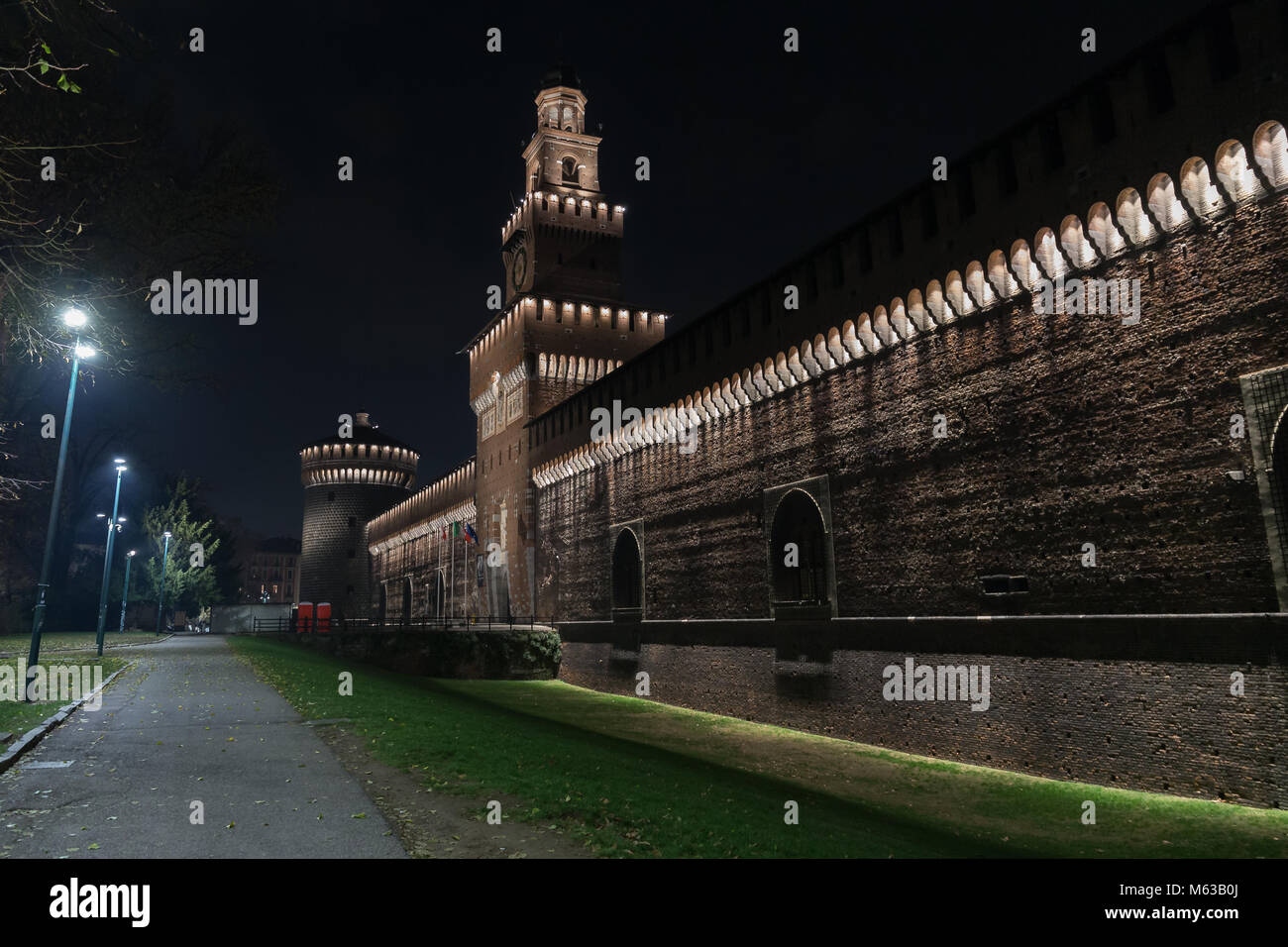 Foto notturne del Castello Sforzesco di Milano Foto Stock