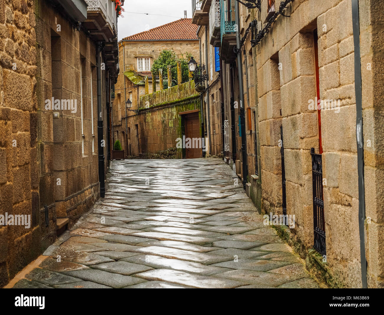 Le strette vie del borgo medievale di Allariz in Galizia, Spagna Foto Stock