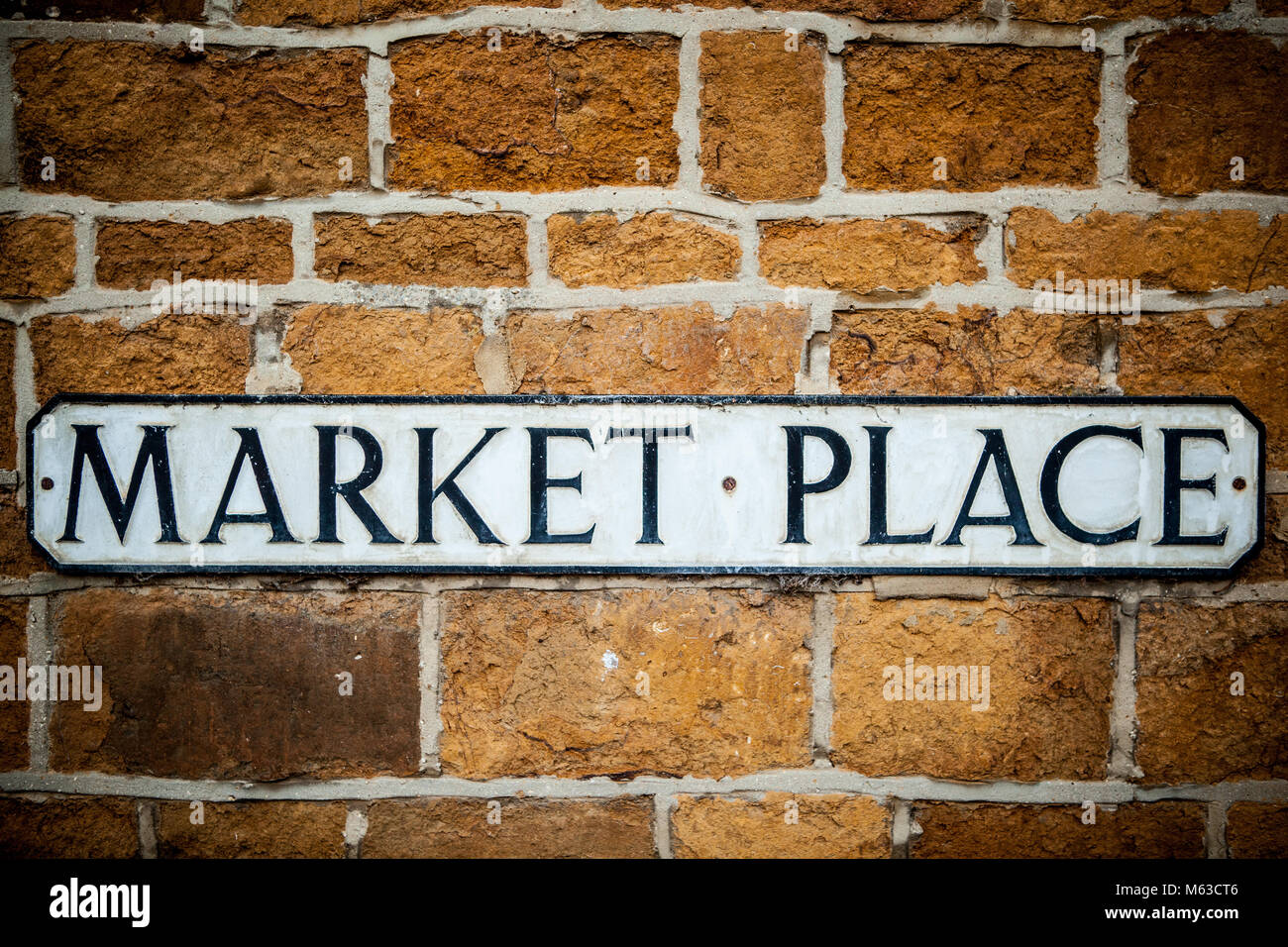 Close up britannica tradizionale strada di ferro della lettura del segno posto sul mercato Foto Stock