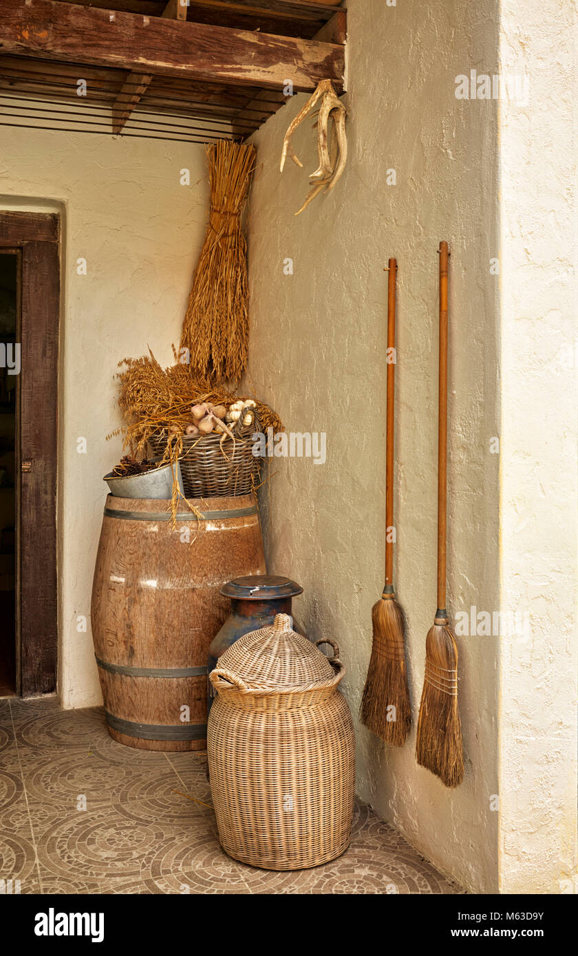 Tradizionale rurale cottage casa portico di entrata con gli oggetti vintage Foto Stock