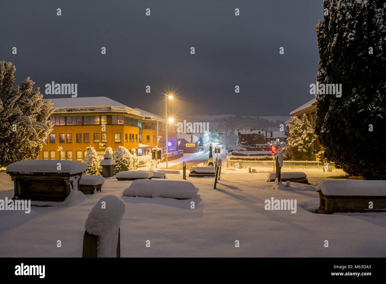 Scene di neve foto di un centro città Newtown Powys Mid-Wales Inverno 2018. Foto Stock