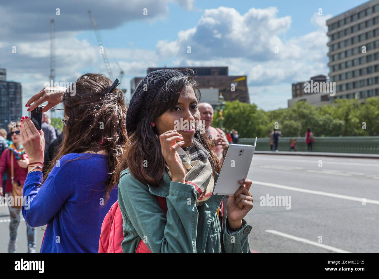 I turisti sul Westminster Bridge, Londra a scattare foto con iPad e telecamere. Foto Stock
