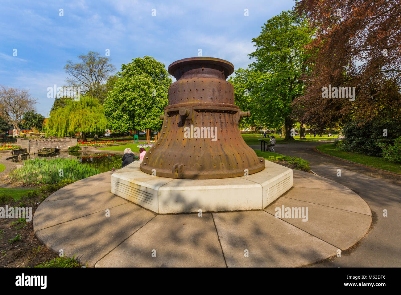 La Gran Bretagna è più grande della campana fu gettato al Taylors fonderia di campane di Loughborough e lo stampo di colata, o campana caso, è in mostra a Queen's Park in città. Foto Stock