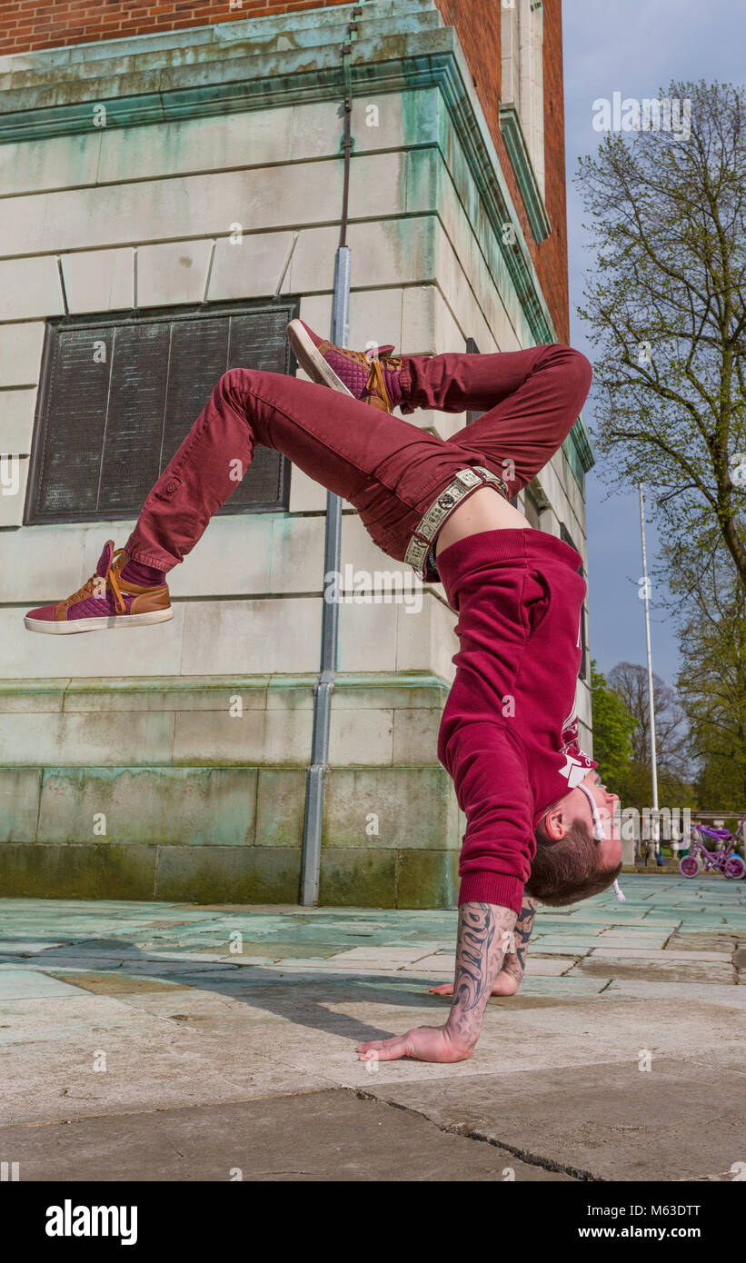 Breakdancer la pratica in un parco pubblico. Foto Stock