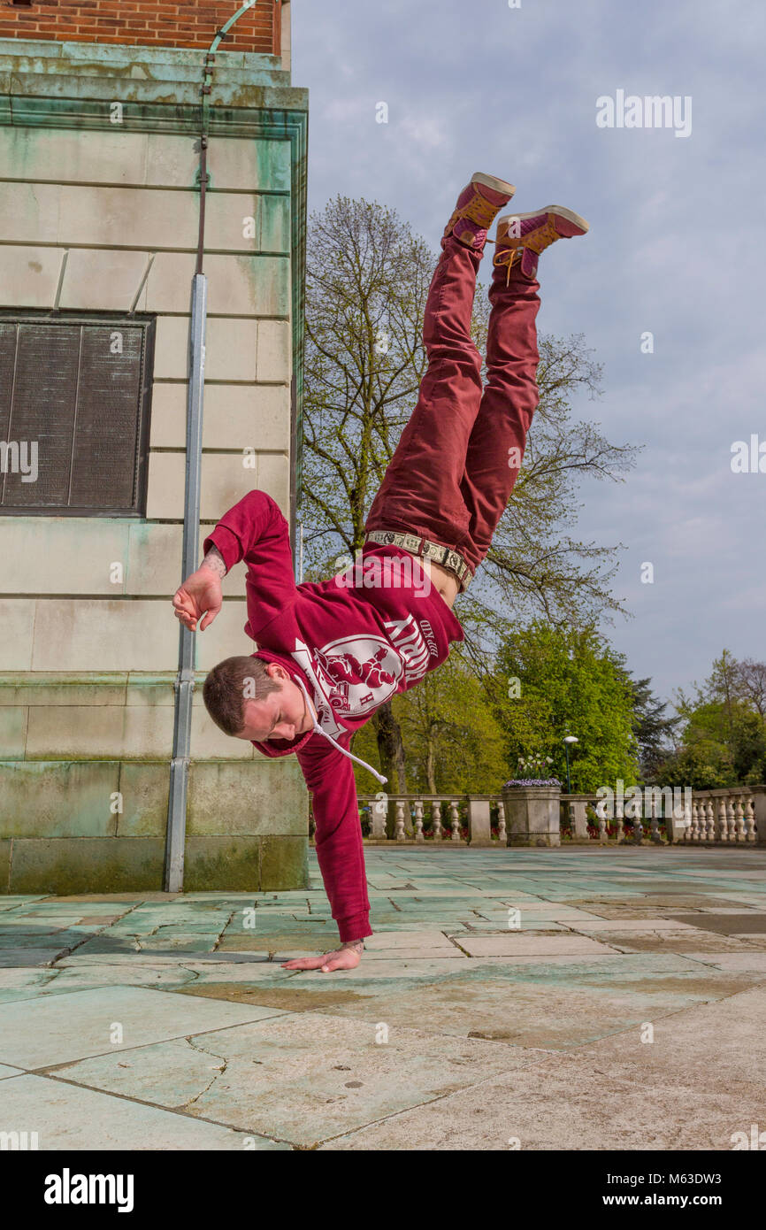 Breakdancer la pratica in un parco pubblico. Foto Stock