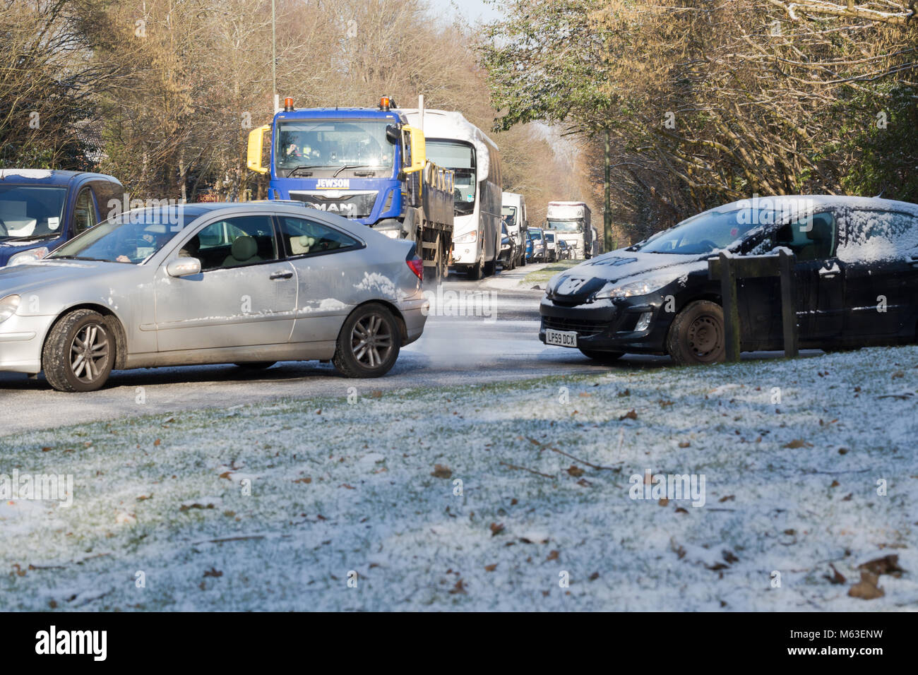 Goldsworth Park, Woking, Surrey, Regno Unito. 28 feb 2018. Meteo REGNO UNITO: lentamente guidato vetture su strada sdrucciolevole nelle ore mattutine di Woking, Surrey facendo lunghe congestione. Credito: Tom Krok/Alamy Live News Foto Stock