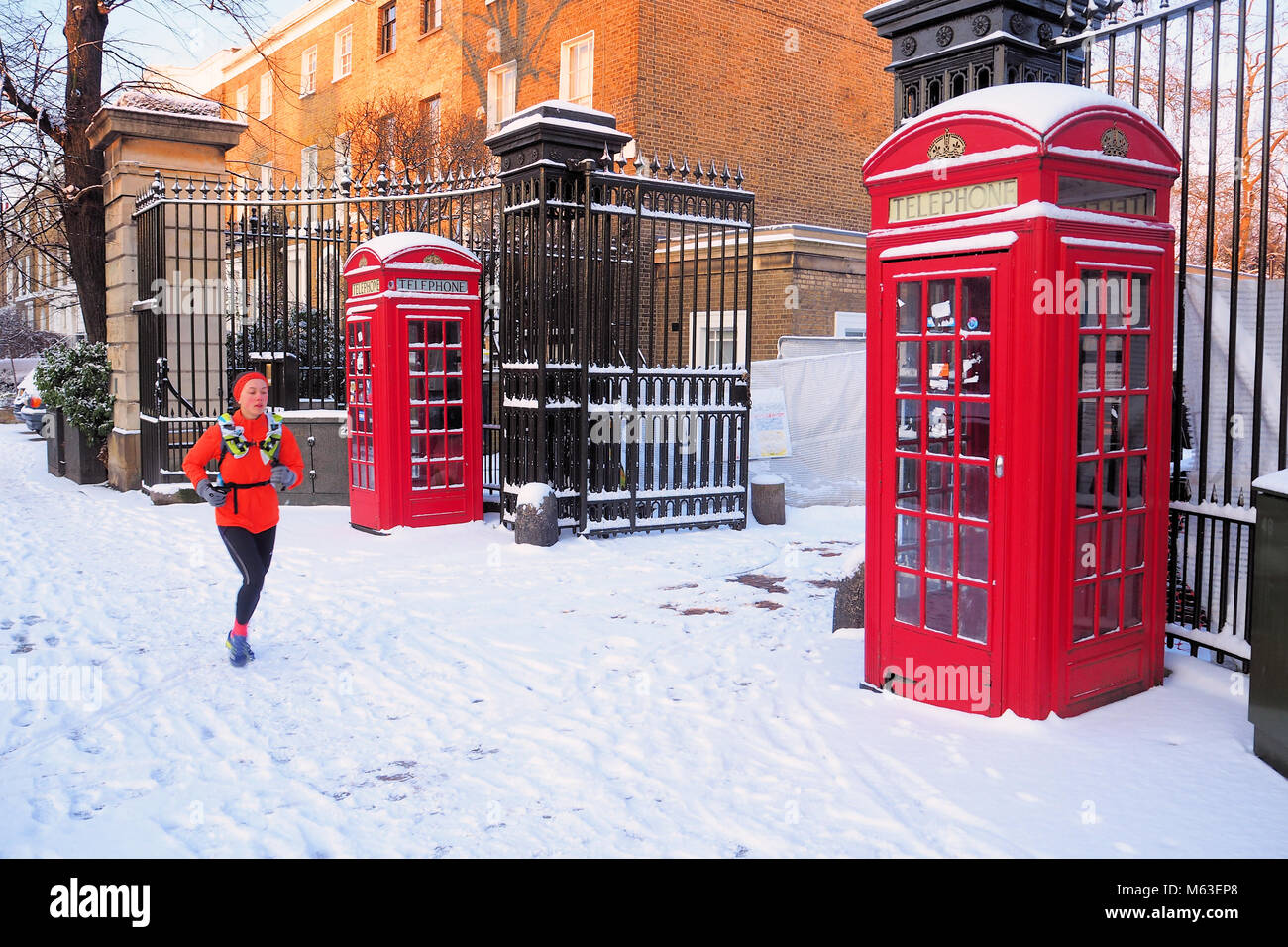 Londra, Regno Unito. 28 Feb, 2018. Meteo Regno Unito: Londra centrale era coperto di neve come il clima freddo spazzata anteriore attraverso il sud-est dell' Inghilterra.Una donna fa avanzare passato Brompton cemetery © Brian Minkoff / Alamy Live News Foto Stock