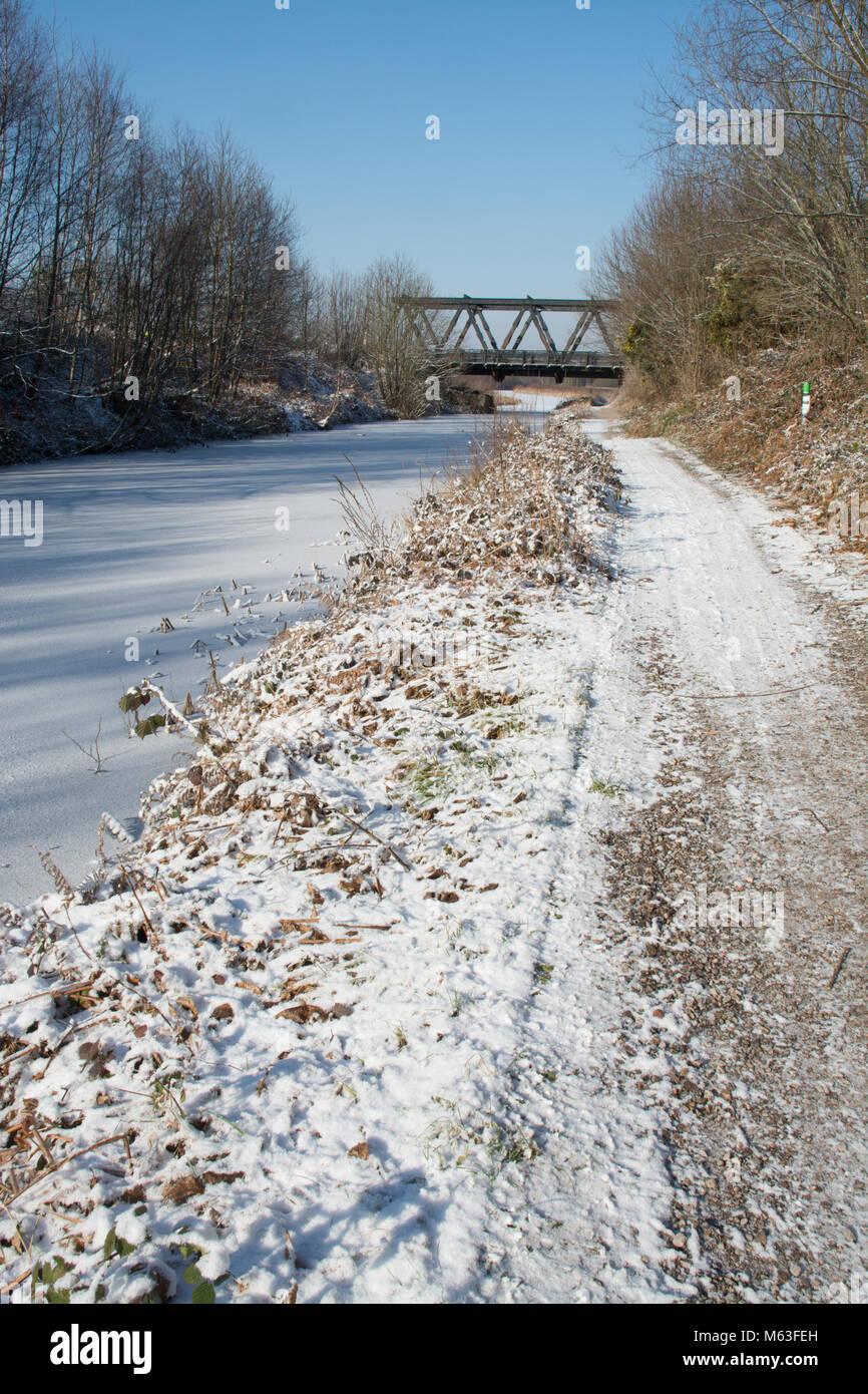 Farnborough, Hampshire, Regno Unito. 28 febbraio 2018. Tempo in Gran Bretagna: Temperature estremamente basse ma soleggiate a Farnborough, Hampshire, con belle scene di neve sul canale di Basingstoke. Foto Stock