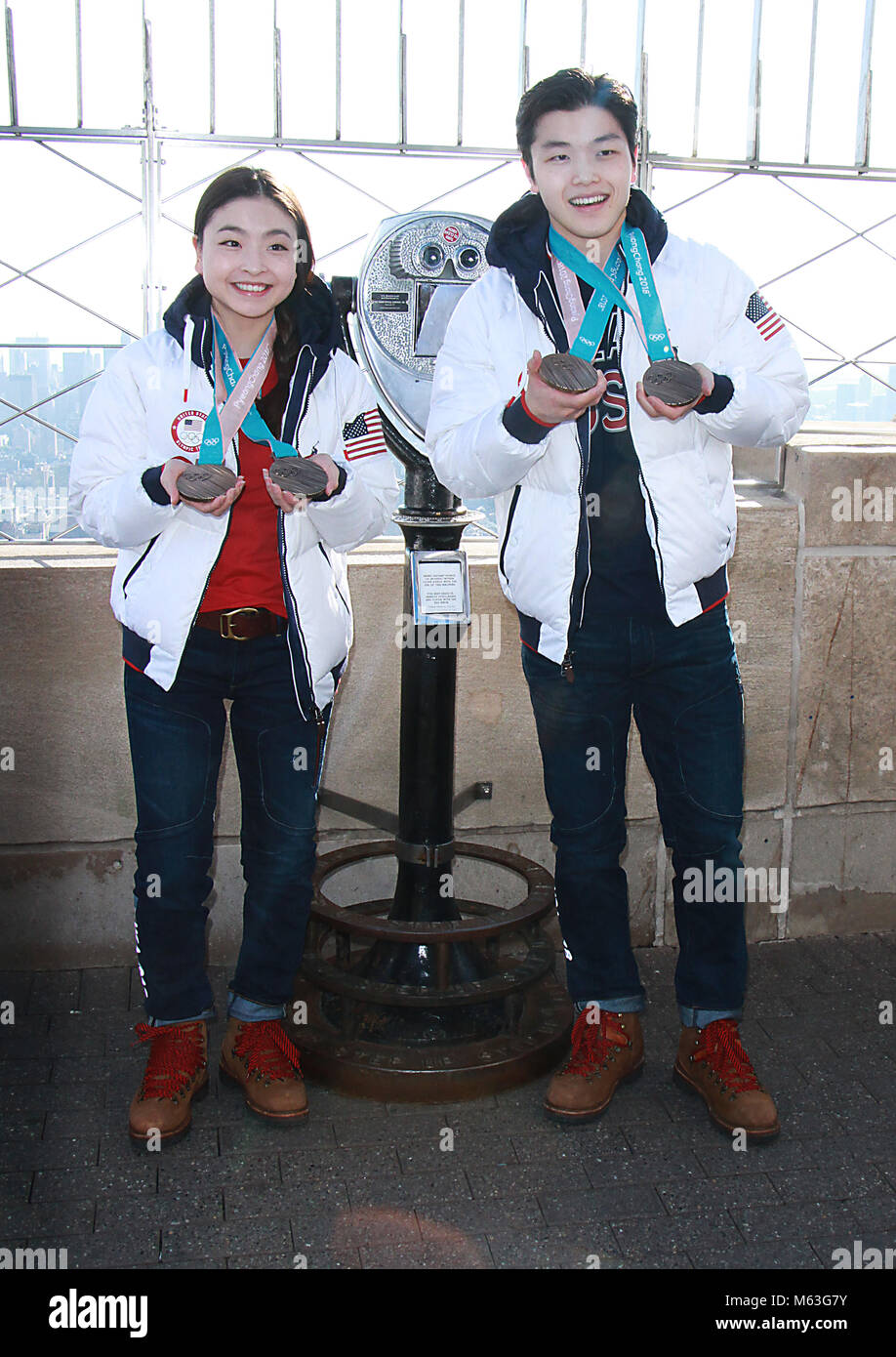 NEW YORK, NY 27 febbraio: Maia Shibutani e Alex Shibutani olimpico medaglia di bronzo vincitori, visitare l'Empire State Building il ponte di osservazione in New York City il 27 febbraio 2018 Credit: RW/MediaPunch Foto Stock