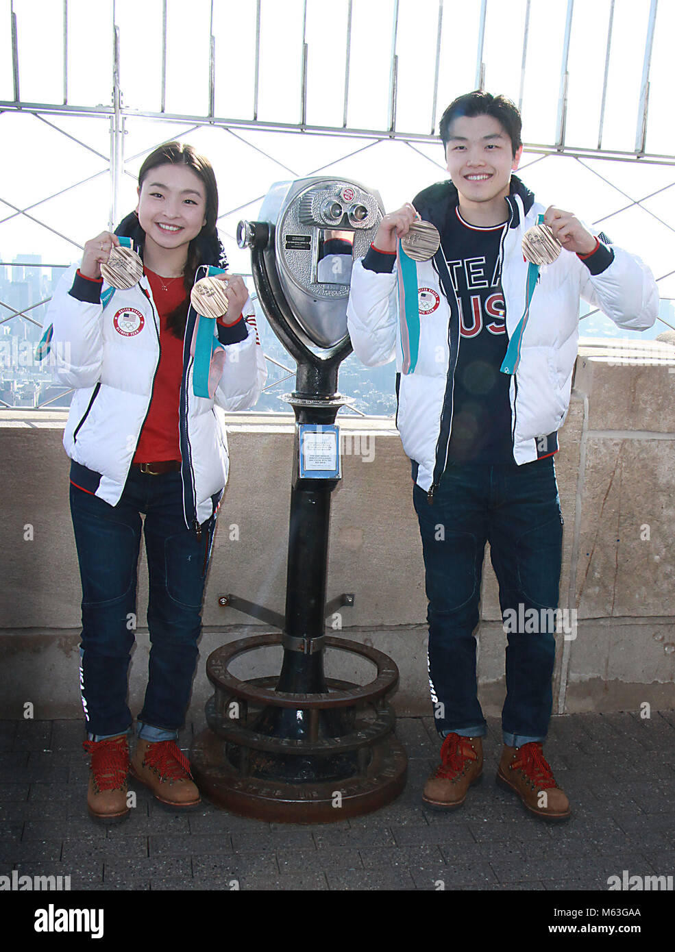 NEW YORK, NY 27 febbraio: Maia Shibutani e Alex Shibutani olimpico medaglia di bronzo vincitori, visitare l'Empire State Building il ponte di osservazione in New York City il 27 febbraio 2018 Credit: RW/MediaPunch Foto Stock