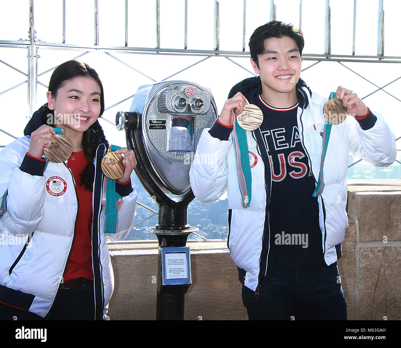 NEW YORK, NY 27 febbraio: Maia Shibutani e Alex Shibutani olimpico medaglia di bronzo vincitori, visitare l'Empire State Building il ponte di osservazione in New York City il 27 febbraio 2018 Credit: RW/MediaPunch Foto Stock