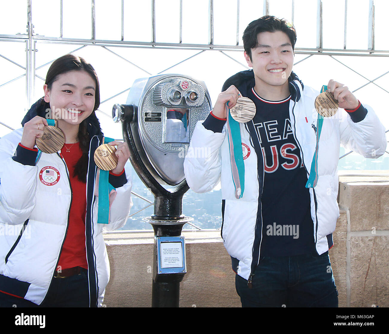 NEW YORK, NY 27 febbraio: Maia Shibutani e Alex Shibutani olimpico medaglia di bronzo vincitori, visitare l'Empire State Building il ponte di osservazione in New York City il 27 febbraio 2018 Credit: RW/MediaPunch Foto Stock