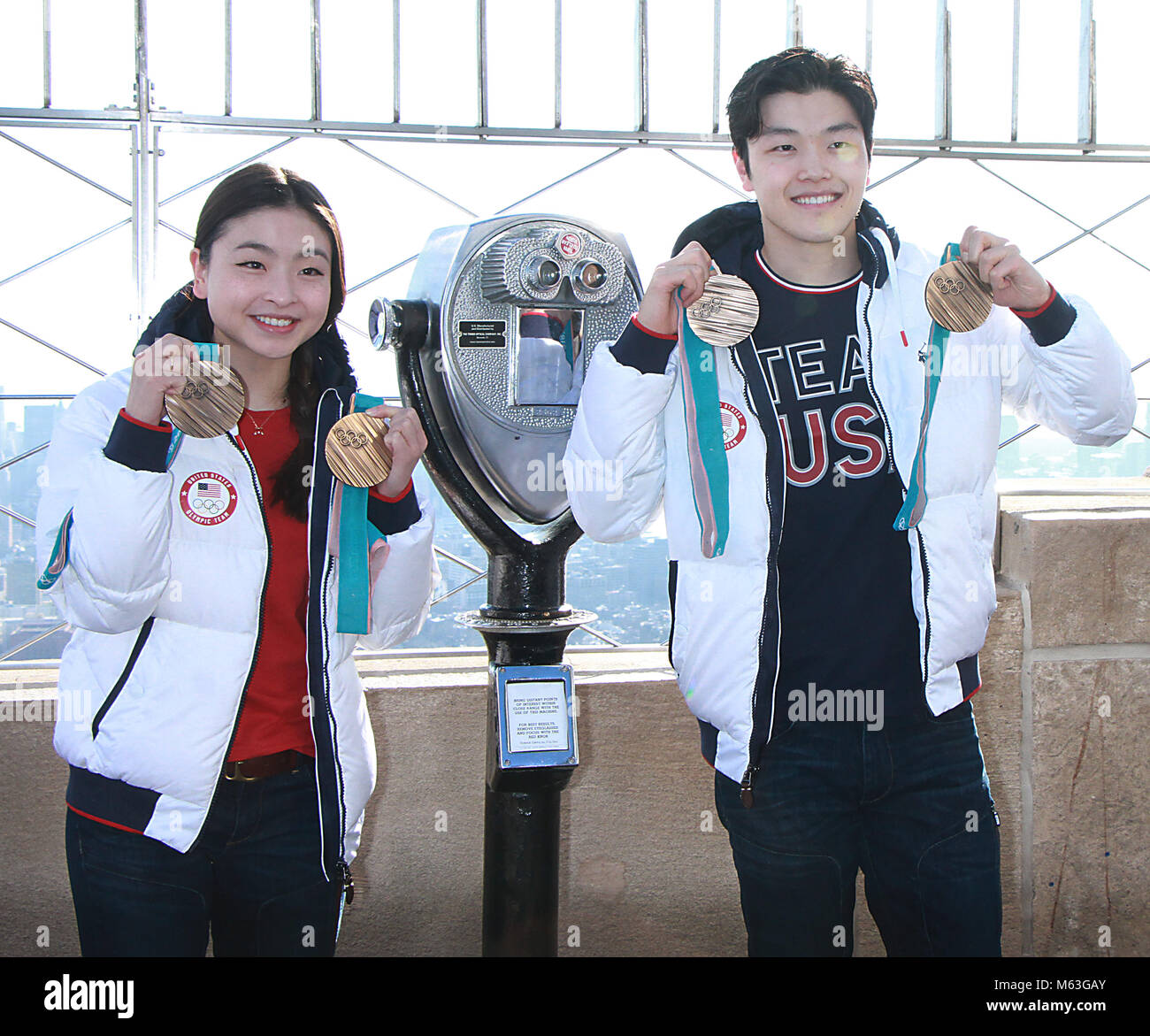 NEW YORK, NY 27 febbraio: Maia Shibutani e Alex Shibutani olimpico medaglia di bronzo vincitori, visitare l'Empire State Building il ponte di osservazione in New York City il 27 febbraio 2018 Credit: RW/MediaPunch Foto Stock