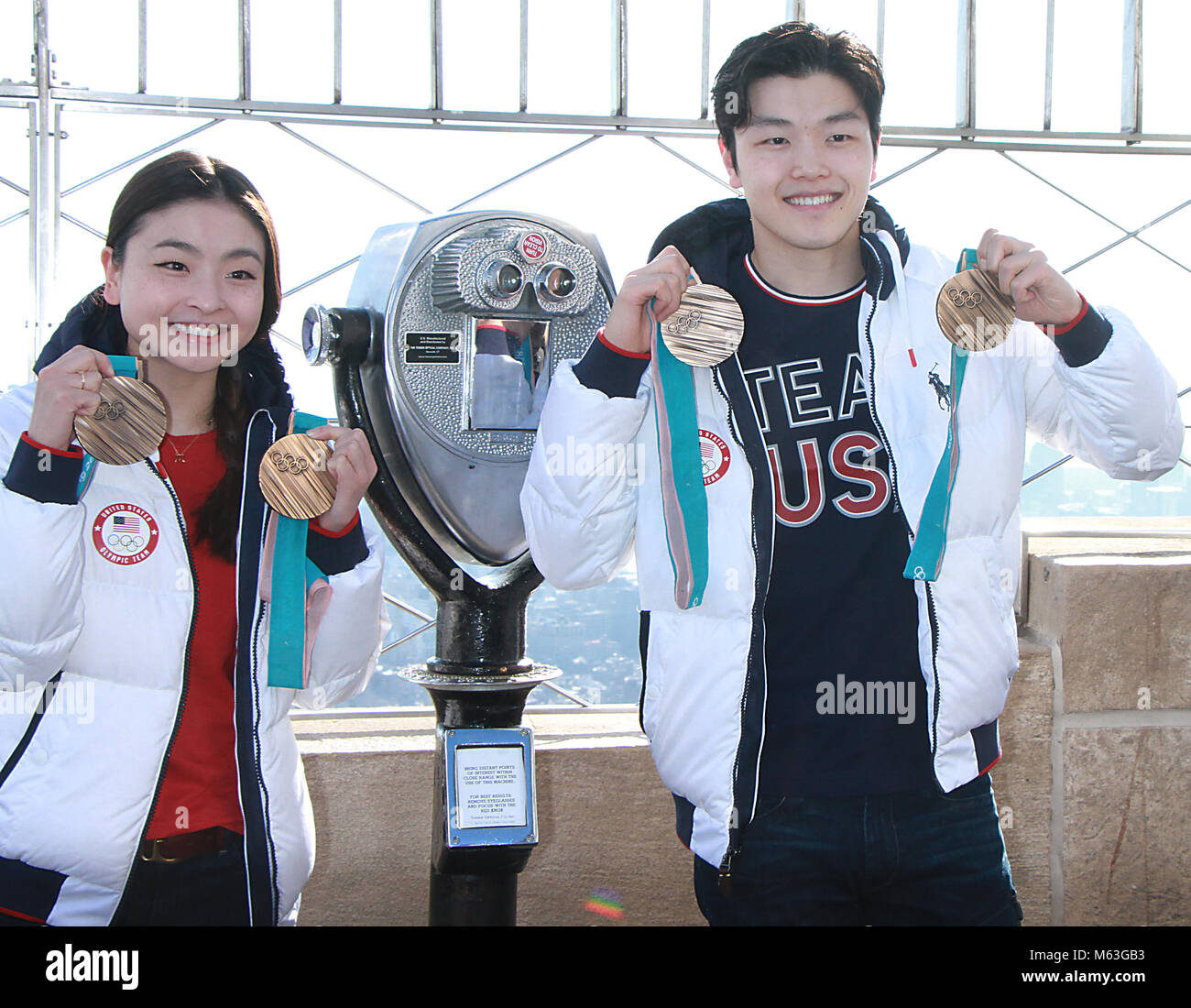 NEW YORK, NY 27 febbraio: Maia Shibutani e Alex Shibutani olimpico medaglia di bronzo vincitori, visitare l'Empire State Building il ponte di osservazione in New York City il 27 febbraio 2018 Credit: RW/MediaPunch Foto Stock