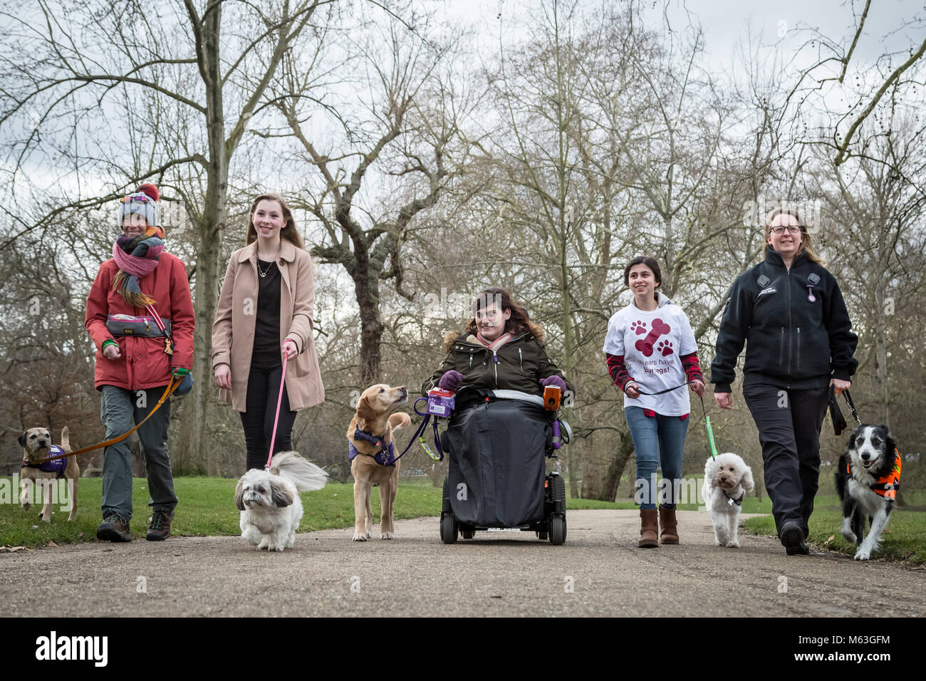 Londra, Regno Unito. Il 27 febbraio, 2018. Il Kennel Club photocall per i cinque finalisti annunciati per il prestigioso Crufts cane Hero Award, Amici per la Vita 2018. Il vincitore sarà annunciato al Crufts 2018. Credito: Guy Corbishley/Alamy Live News Foto Stock