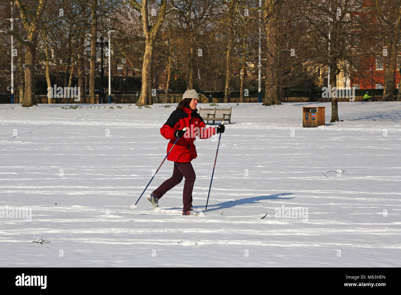 Londra, Regno Unito. 28 Feb, 2018. Una donna prende la sua gli sci per ottenere attraverso la neve in St James Park, Londra Credito: Paul Brown/Alamy Live News Foto Stock