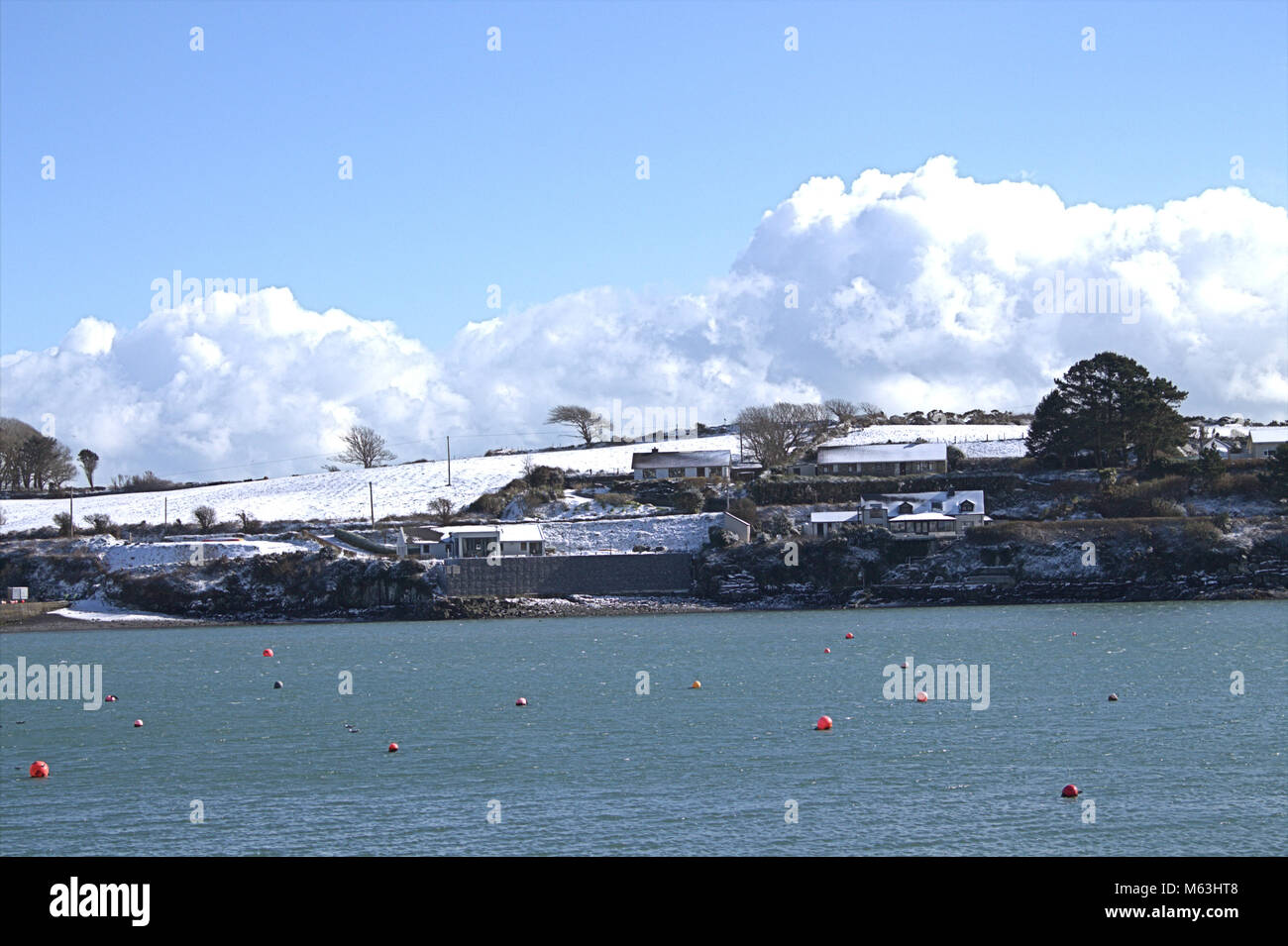 Castletownshend, West Cork, Irlanda. Il 28 febbraio 2018. Cielo chiaro ma più neve che si profila all'orizzonte. Credito: aphperspective/Alamy Live News Foto Stock
