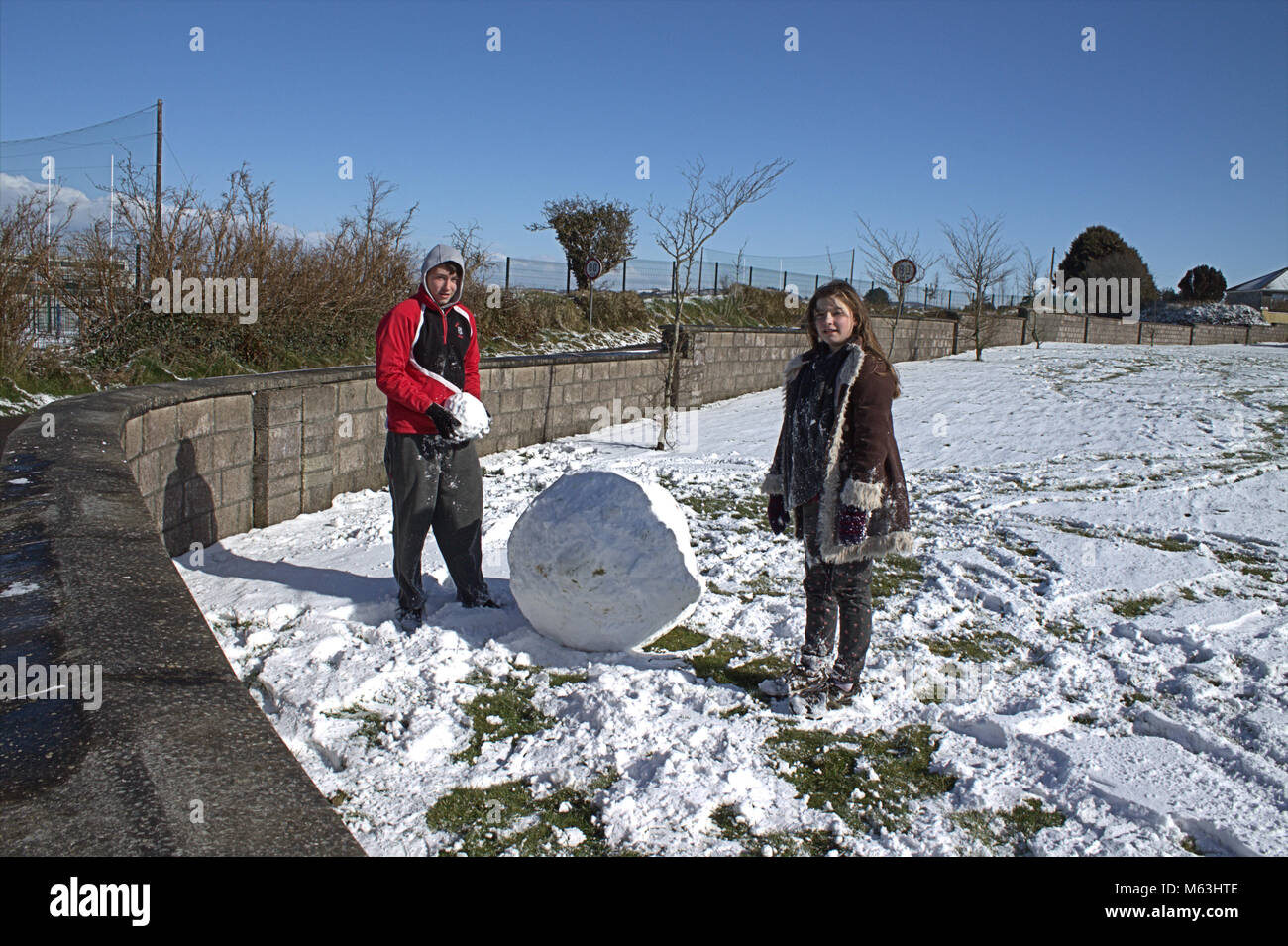 Skibbereen, West Cork, Irlanda. 28 febbraio 2018. Molta neve per costruire un pupazzo di neve. Credit: Afprospettiva/Alamy Live News Foto Stock