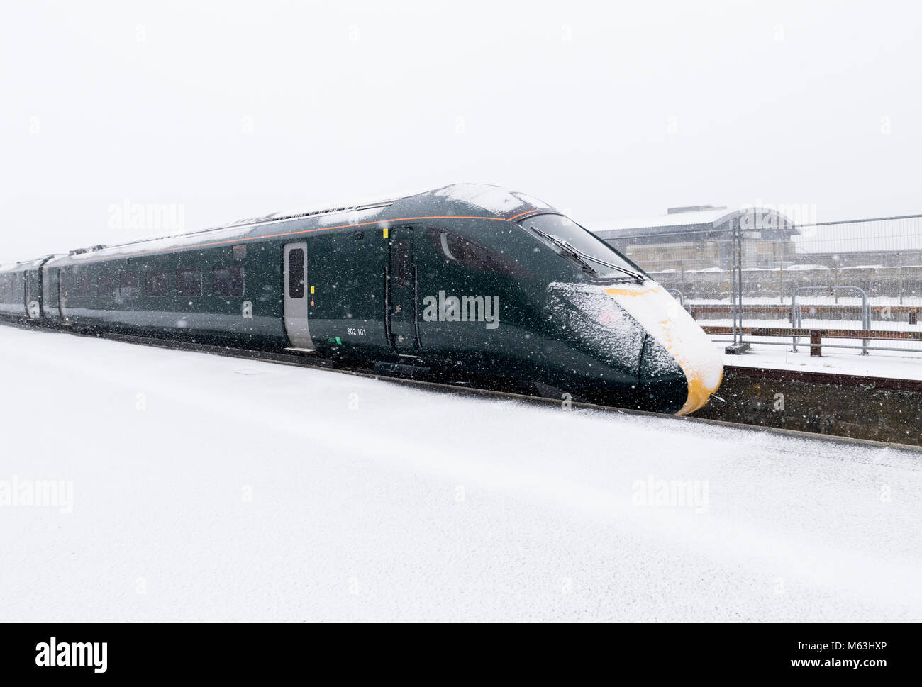 Penzance, Cornwall, Regno Unito. 28 Feb, 2018. La nevicata in Penzance, Cornwall. Classe 801 Super Express Hitachi treno parte Penzance stazione durante la neve blizzard Foto Stock