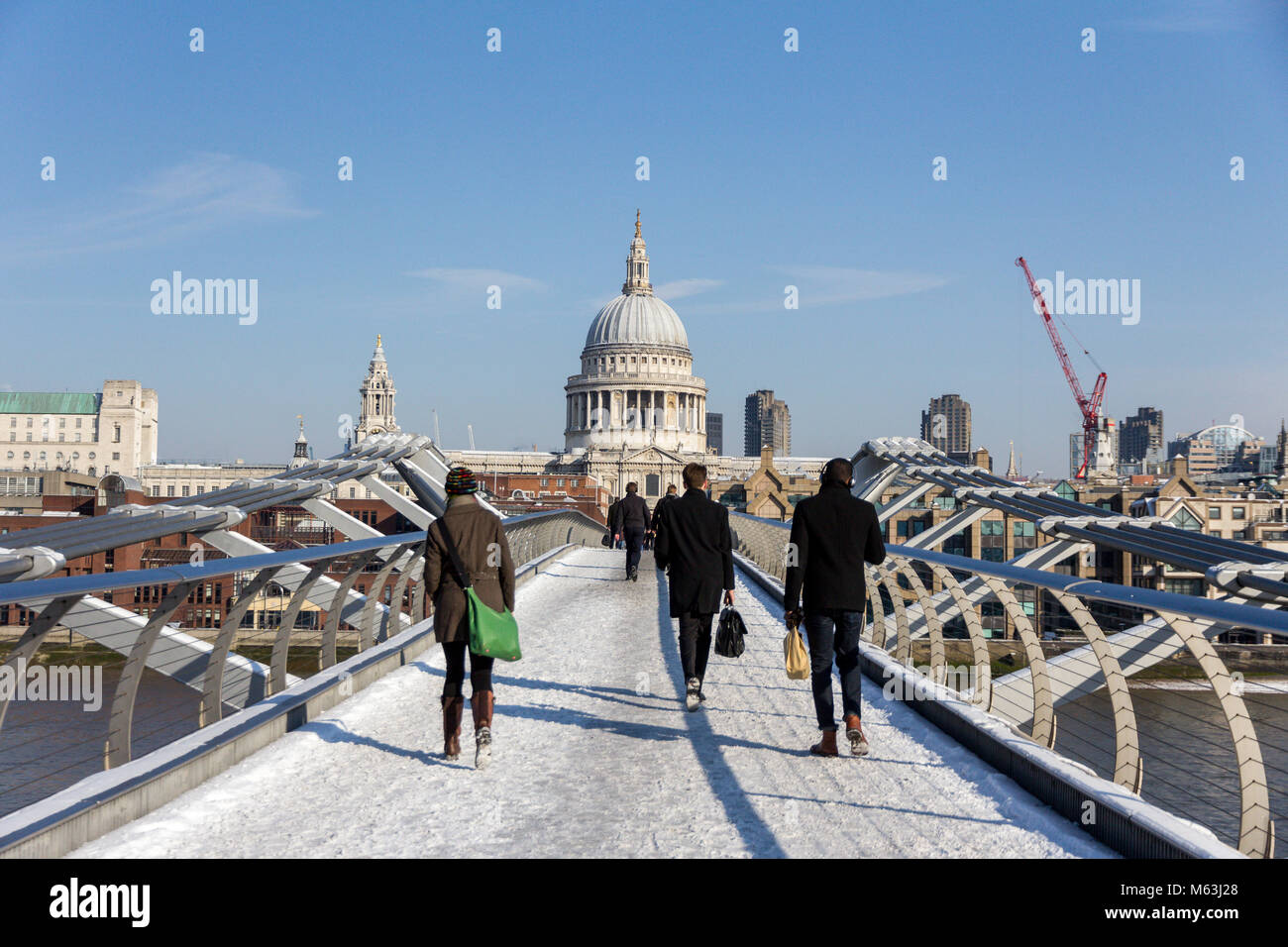 Londra, Regno Unito. 28 Feb, 2018. Pendolari a piedi attraverso un carico di neve Millennium Bridge di Londra con la Cattedrale di St Paul in background dopo la caduta di neve per tutta la notte. Inoltre la neve è prevista per i prossimi giorni. Credito: Milton Cogheil/Alamy Live News Foto Stock