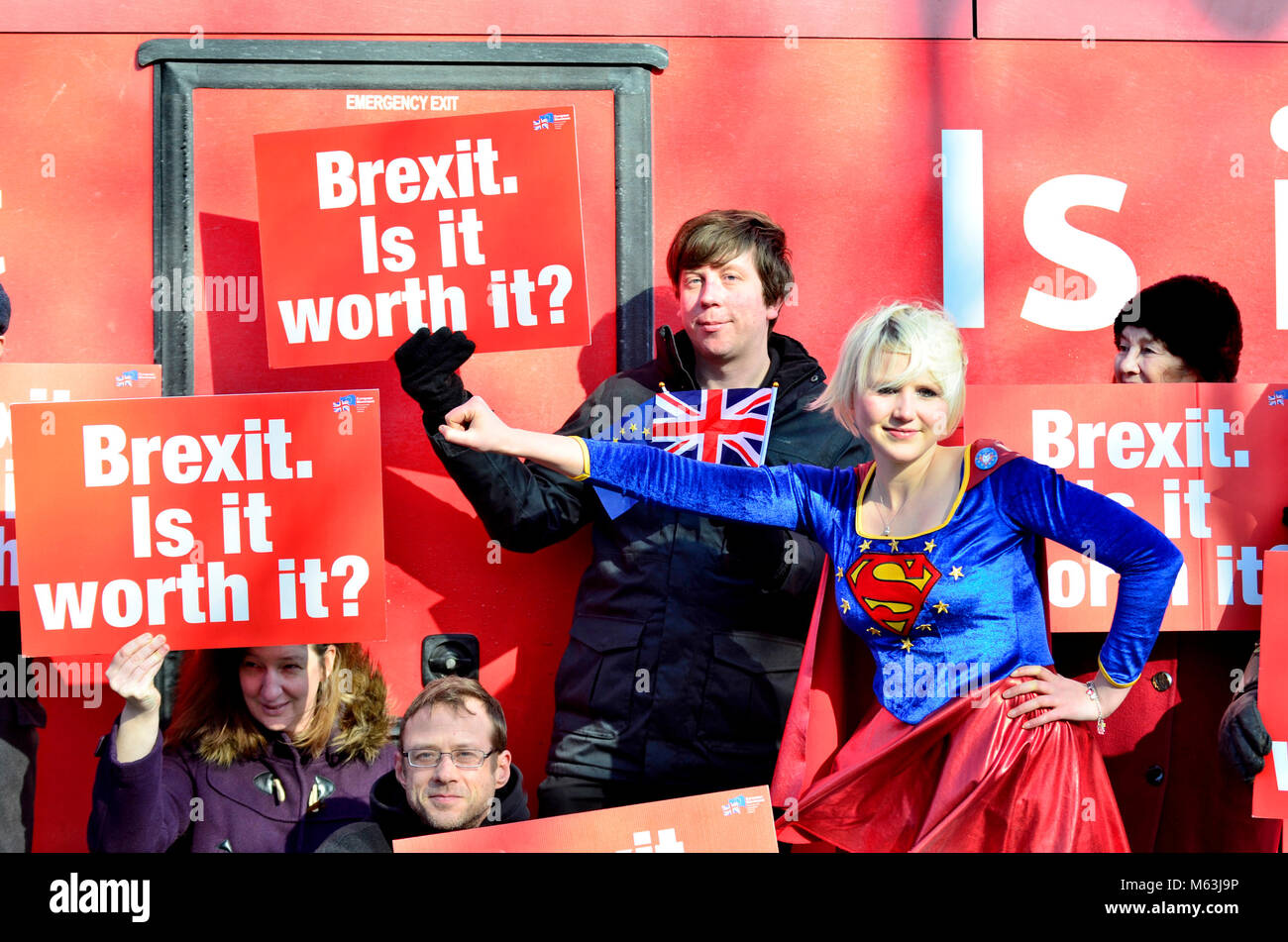 Maidstone Kent. 28 Feb, 2018. Il rosso "Brexit fatti Bus' arriva nella parte anteriore del County Hall a Maidstone, città della contea del Kent, l'ultimo giorno del suo 8 giorno di tour in tutto il Regno Unito. 'Supergirl' Madeleina Kay. Credito: PjrFoto/Alamy Live News Foto Stock