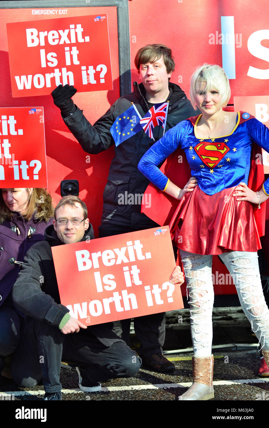Maidstone Kent. 28 Feb, 2018. Il rosso "Brexit fatti Bus' arriva nella parte anteriore del County Hall a Maidstone, città della contea del Kent, l'ultimo giorno del suo 8 giorno di tour in tutto il Regno Unito. 'Supergirl' Madeleina Kay. Credito: PjrFoto/Alamy Live News Foto Stock