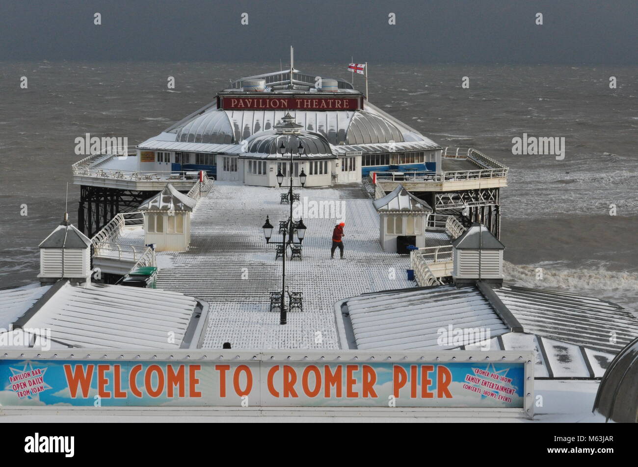 Cromer Pier durante la Bestia da est, il 28 febbraio 2018, NORFOLK REGNO UNITO Foto Stock