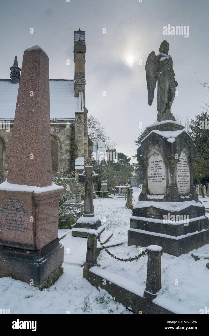 Londra, Regno Unito. Il 28 febbraio 2018. Scene in Hanwell cimitero dopo l arrivo della cosiddetta Bestia da est a scatto a freddo a Londra. Foto data: mercoledì 28 febbraio, 2018. Credito: Roger Garfield/Alamy Live News Foto Stock