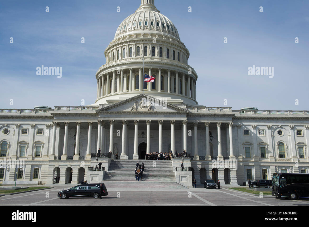 Washington, DC, Stati Uniti d'America. Il 28 febbraio 2018. Il corpo di p. Billy Graham è portato su per i gradini del Campidoglio degli Stati Uniti. Il rev. Graham morì in Montreat, NC, il 21 febbraio, 2018. Asta Lamkey Jr./Alamy Live News Foto Stock