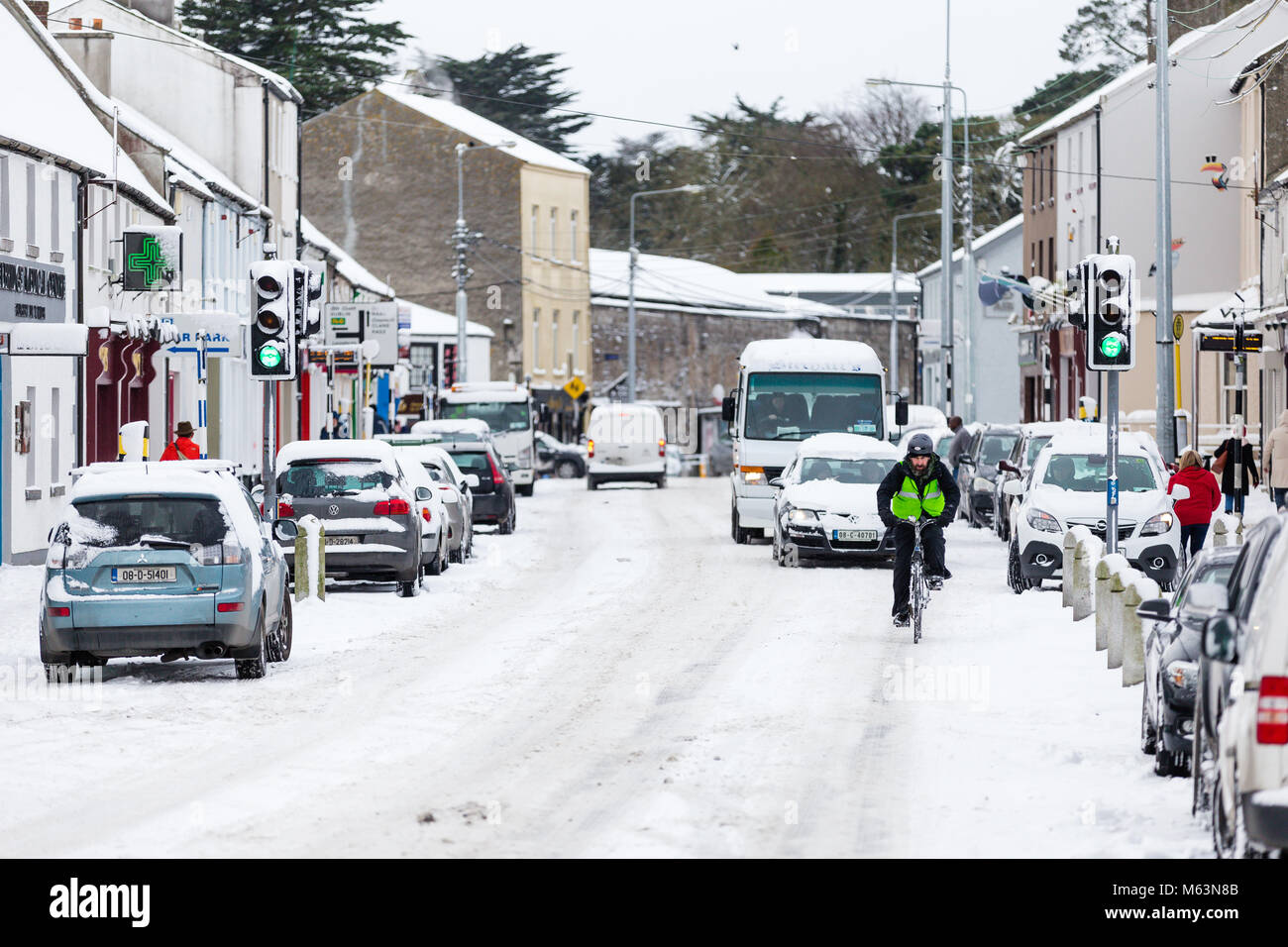 Celbridge, Kildare, Irlanda. 28 FEB 2018: Irlanda meteo. Bestia da est hits città irlandese. Neve pesante caduta in Celbridge. Neve e ghiaccio sono rendendo le condizioni di guida difficili. Rosso di allerta meteo. Foto Stock